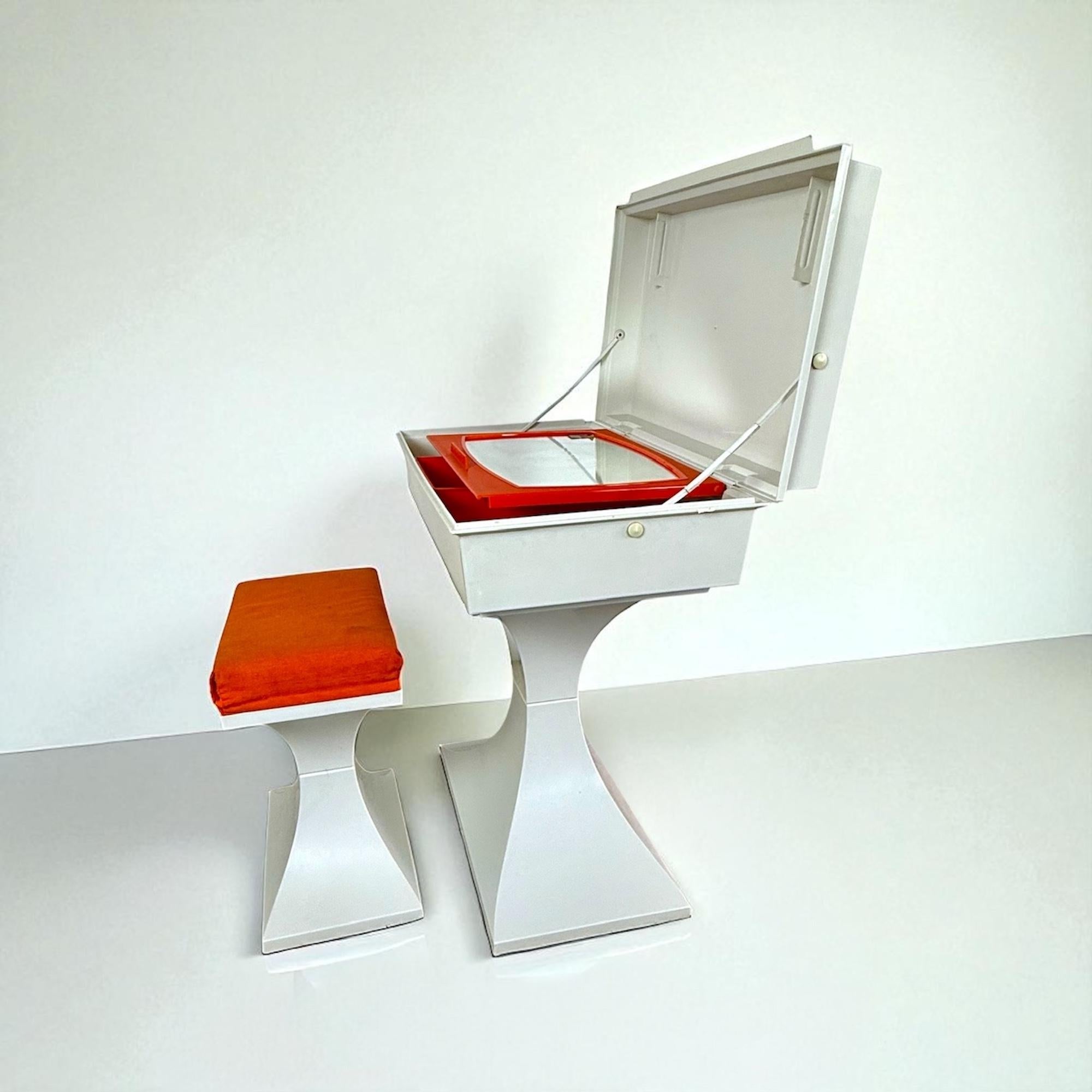 1970s Space Age Vanity Set with Stool, Flair Holland – Plastic, White & Orange For Sale 4