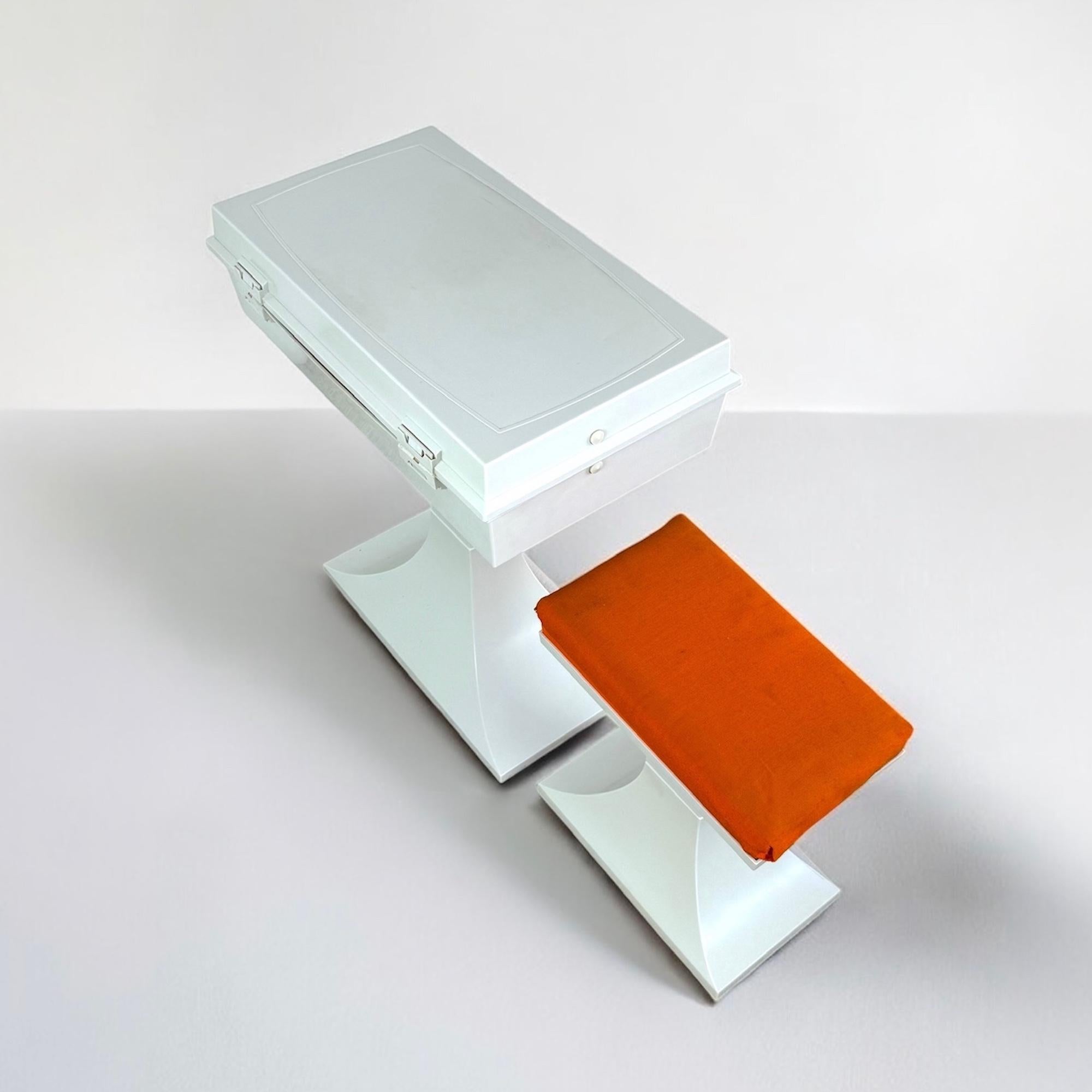 1970s Space Age Vanity Set with Stool, Flair Holland – Plastic, White & Orange For Sale 5