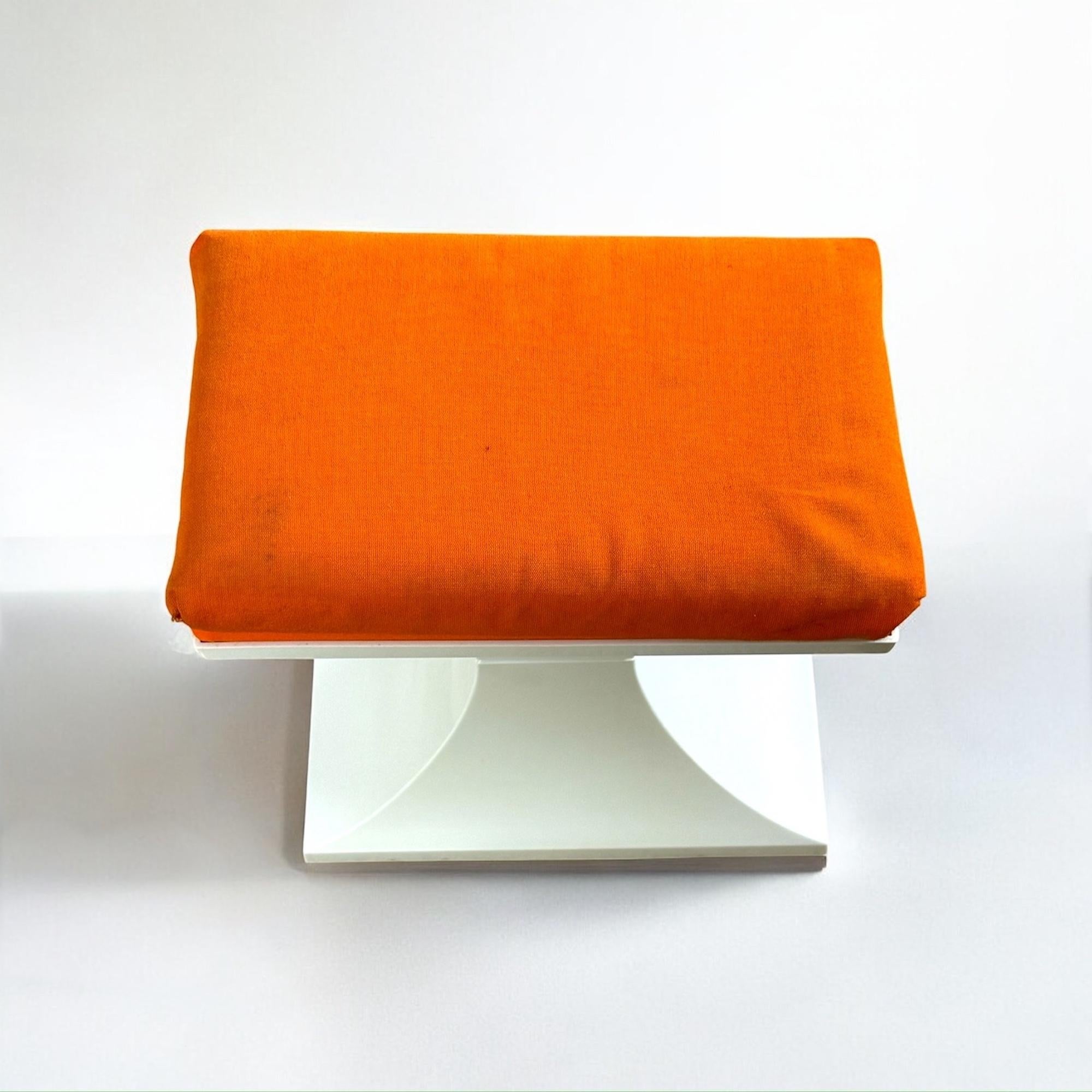 1970s Space Age Vanity Set with Stool, Flair Holland – Plastic, White & Orange For Sale 3