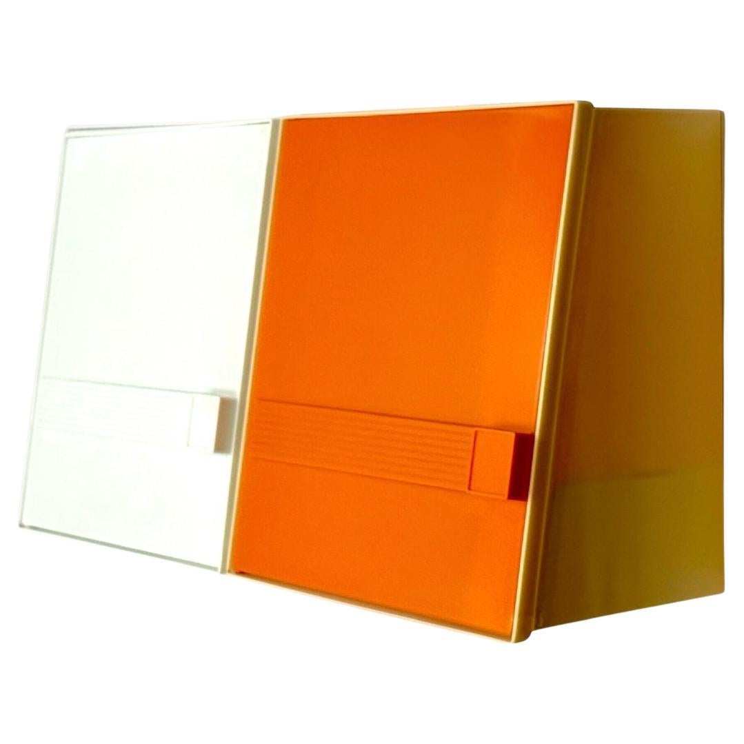 Dieses Paar Vintage-Wandschränke von Flair (Holland), ca. 1970er Jahre, fängt den kühnen Geist des Space-Age-Designs mit einer ausgeprägten Pop-Sensibilität ein. Die aus strapazierfähigem Kunststoff gefertigten Schränke, einer in hochglänzendem