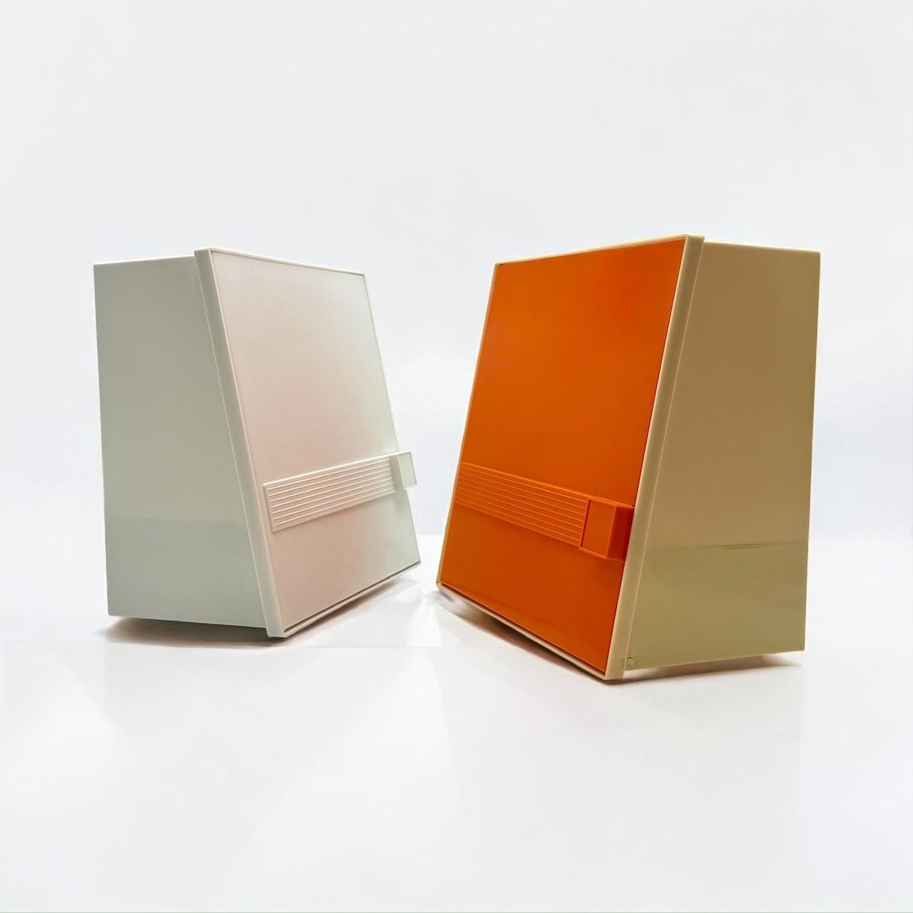 1970er Space Age Wandschränke von Flair, Holland - Kunststoff, Orange & Weiß (Ende des 20. Jahrhunderts) im Angebot