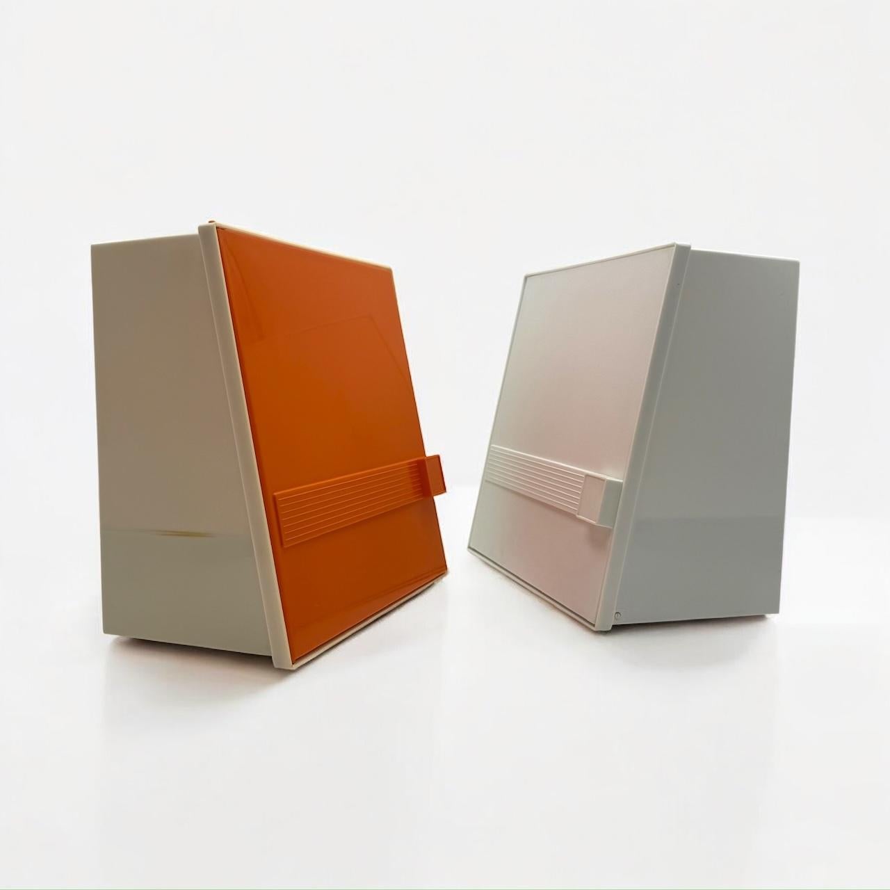 1970er Space Age Wandschränke von Flair, Holland - Kunststoff, Orange & Weiß im Angebot 1