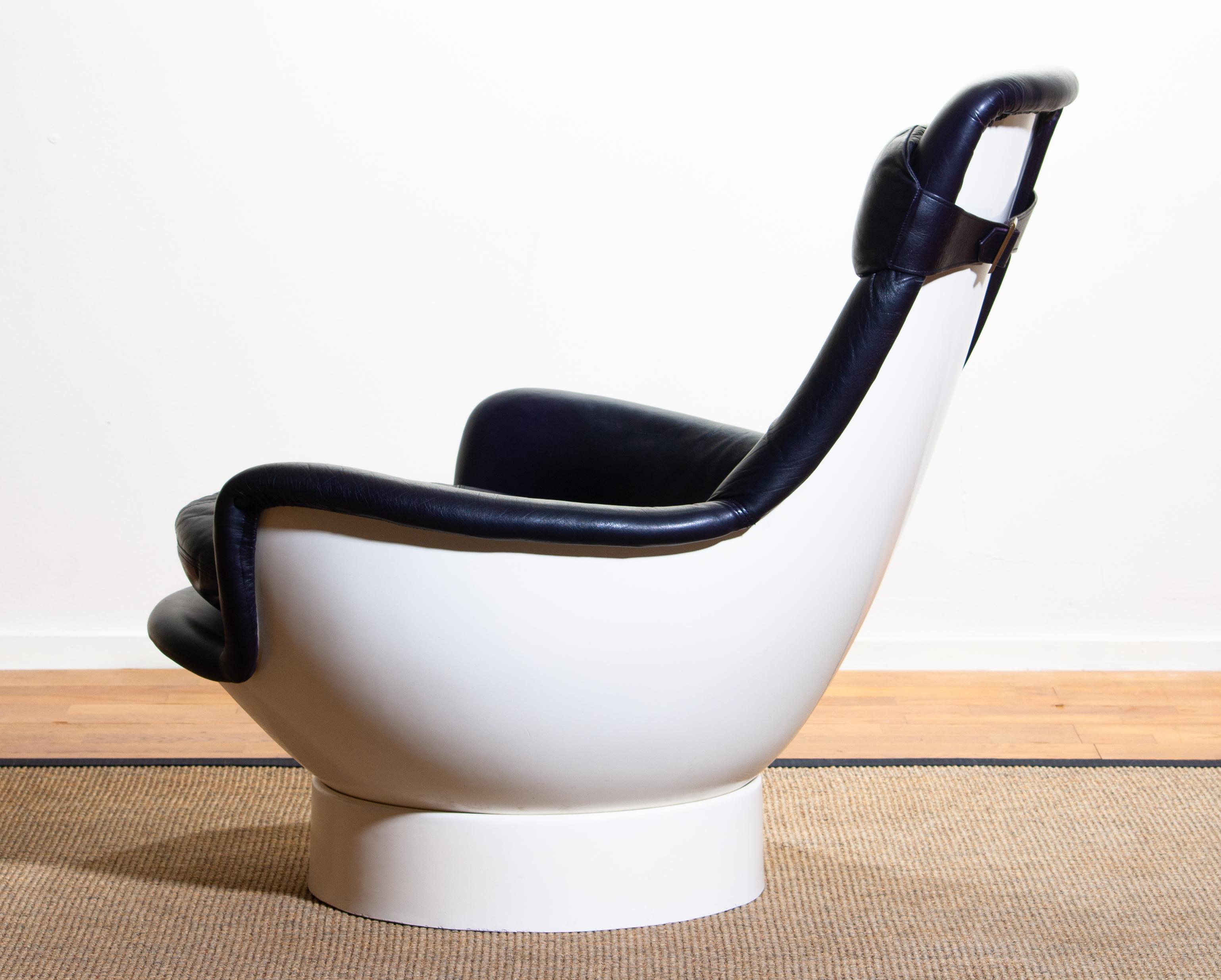 1970s Space Age White Fiberglass Lounge / Easy Chair 