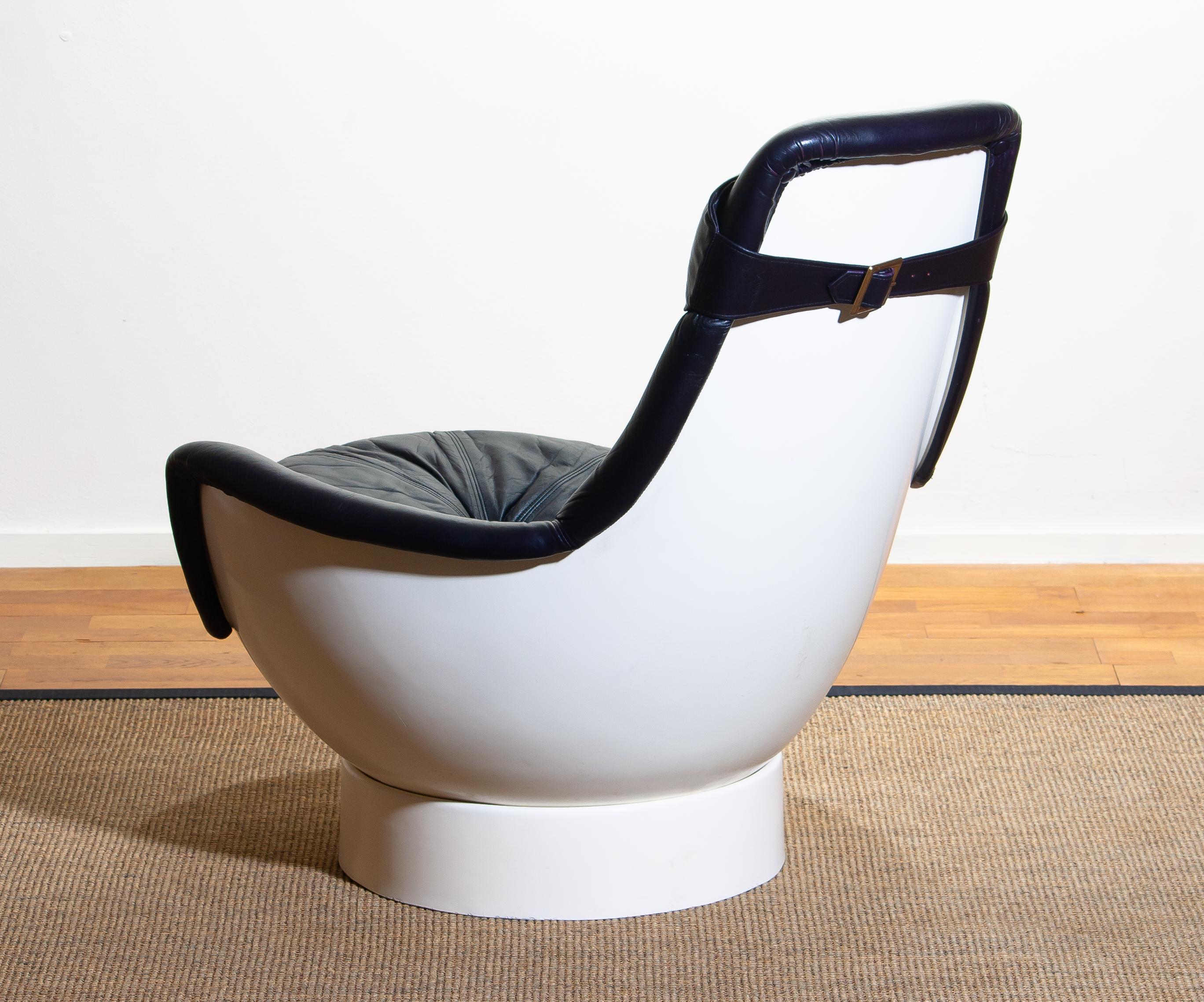 1970s Space Age White Fiberglass Lounge / Easy Chair 