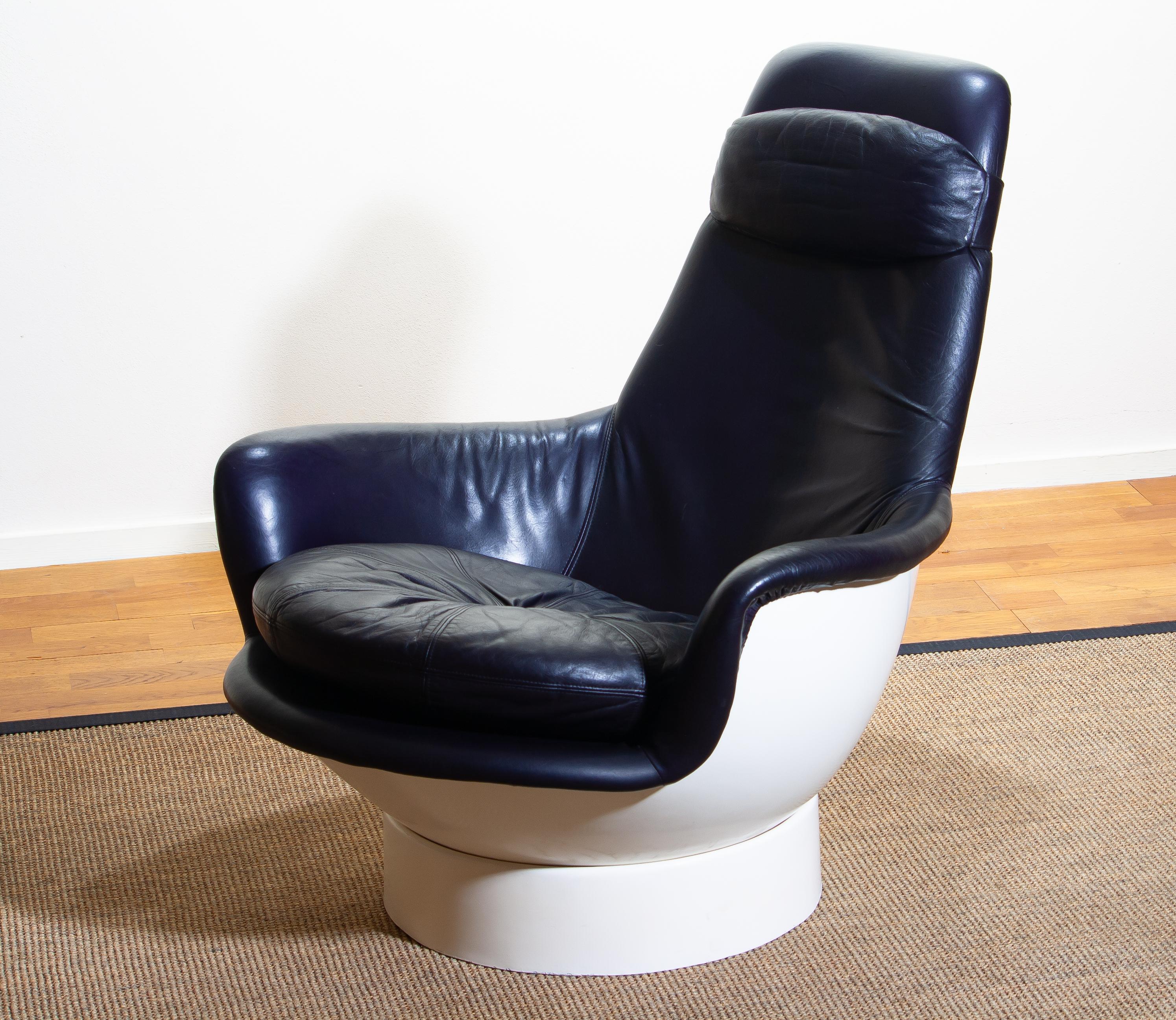 Wonderful Space Age lounge chair by Peem Oy in fiberglass, upholstered with dark purple leather. Made in Finland, 1970s.
Named 