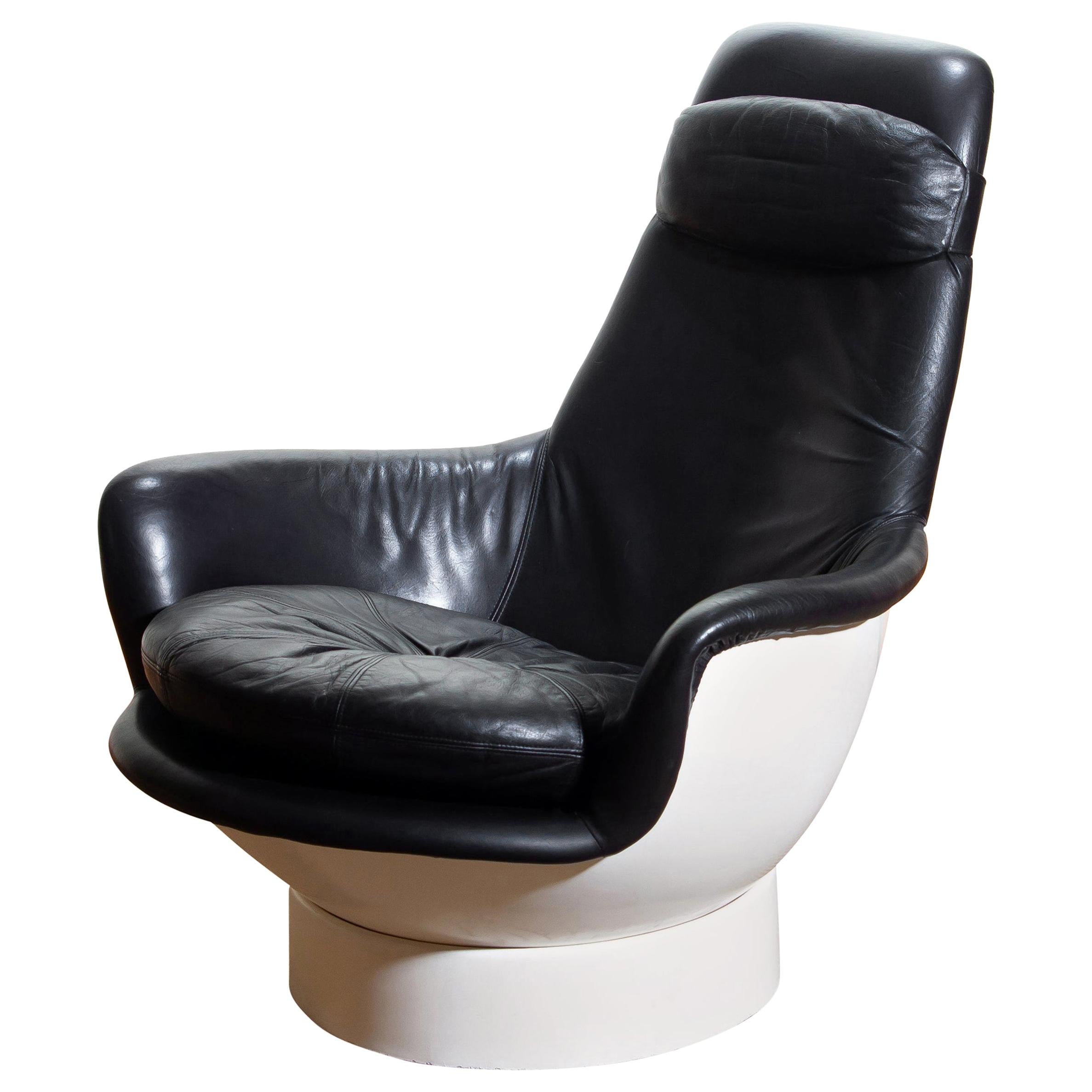 Wonderful Space Age lounge chair by Peem Oy in fiberglass, upholstered with dark purple leather. Made in Finland, 1970s.
Named 