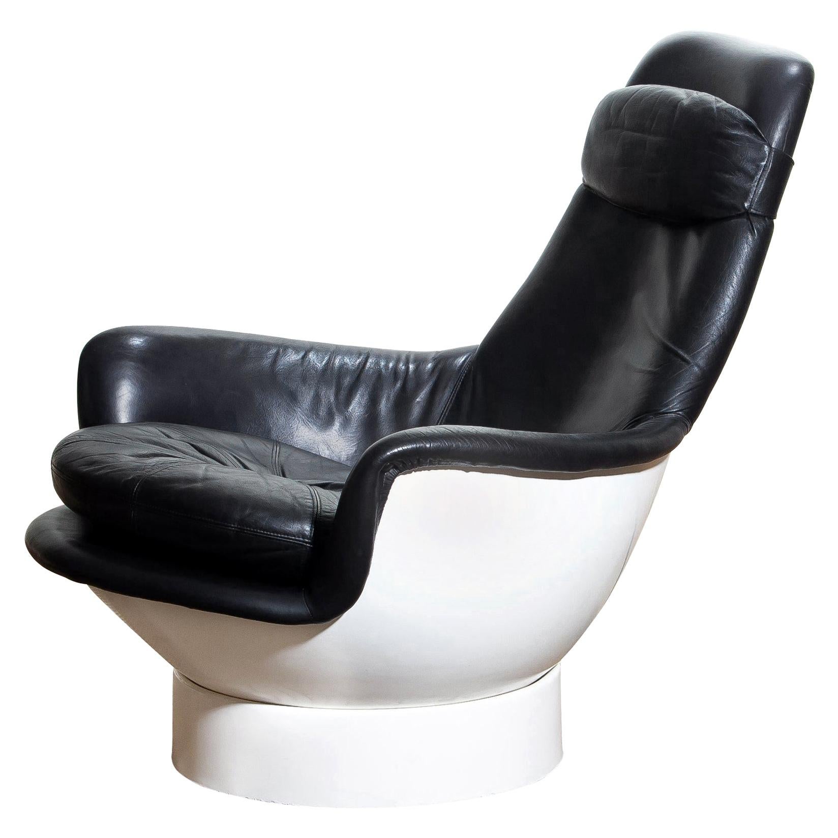 Finnish 1970s Space Age White Fiberglass Lounge / Easy Chair 