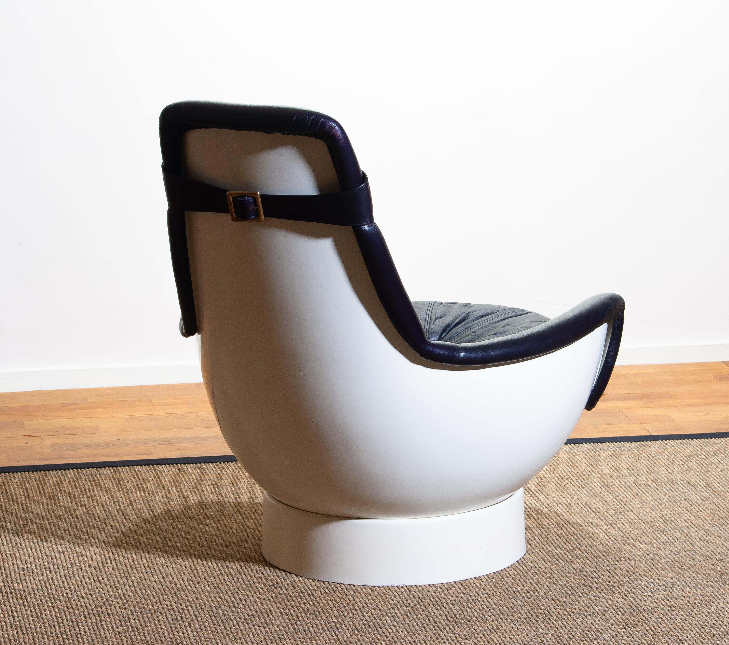 1970s Space Age White Fiberglass Lounge / Easy Chair 