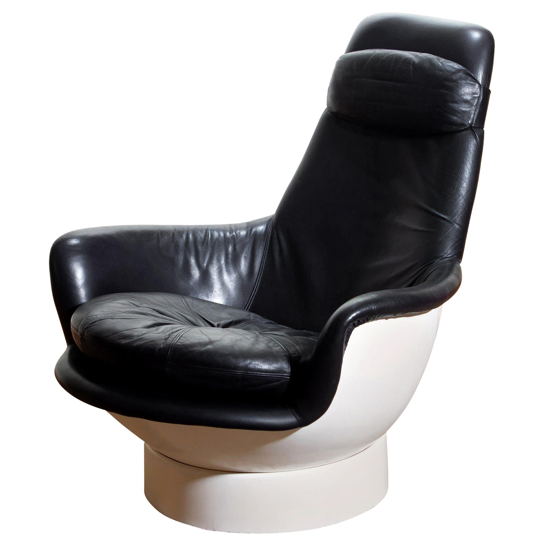 1970s Space Age White Fiberglass Lounge / Easy Chair "Tina" by Peem Oy, Finland
