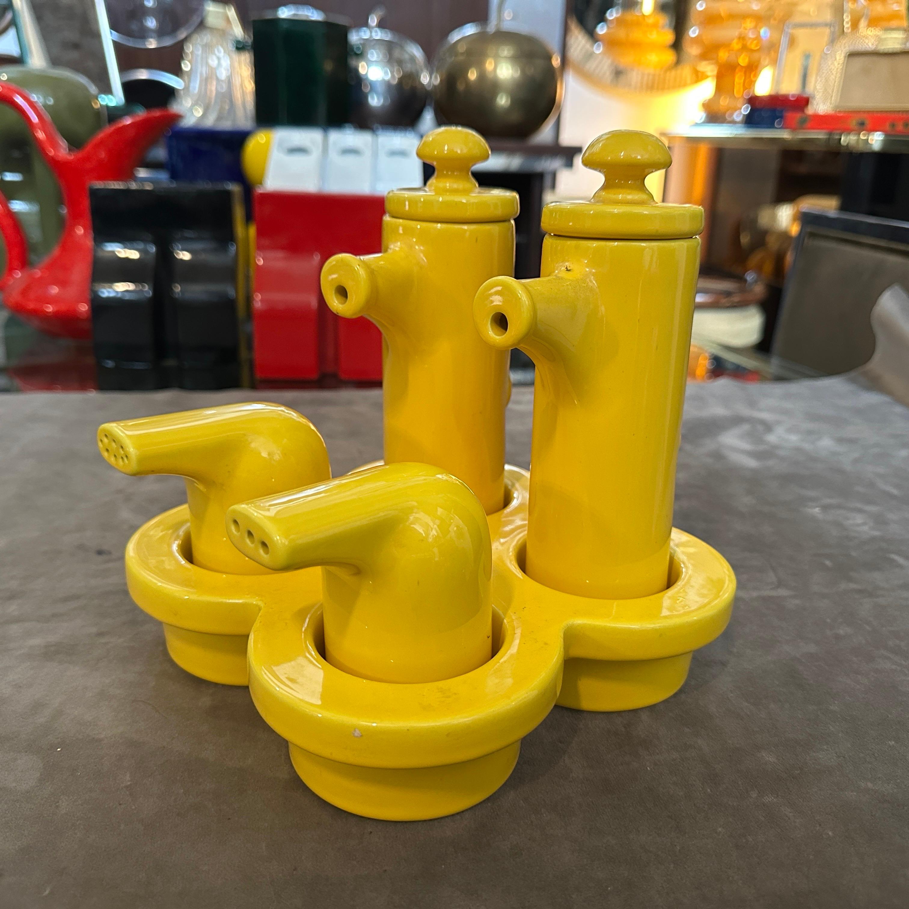 Audace, giocoso e inconfondibilmente retrò, questo set di ampolle in ceramica A Space AGE degli anni '70, disegnato da Enzo Bioli per Il Picchio, porta in tavola un'esplosione di colori vibranti e un tocco scultoreo. Realizzato con un radioso smalto
