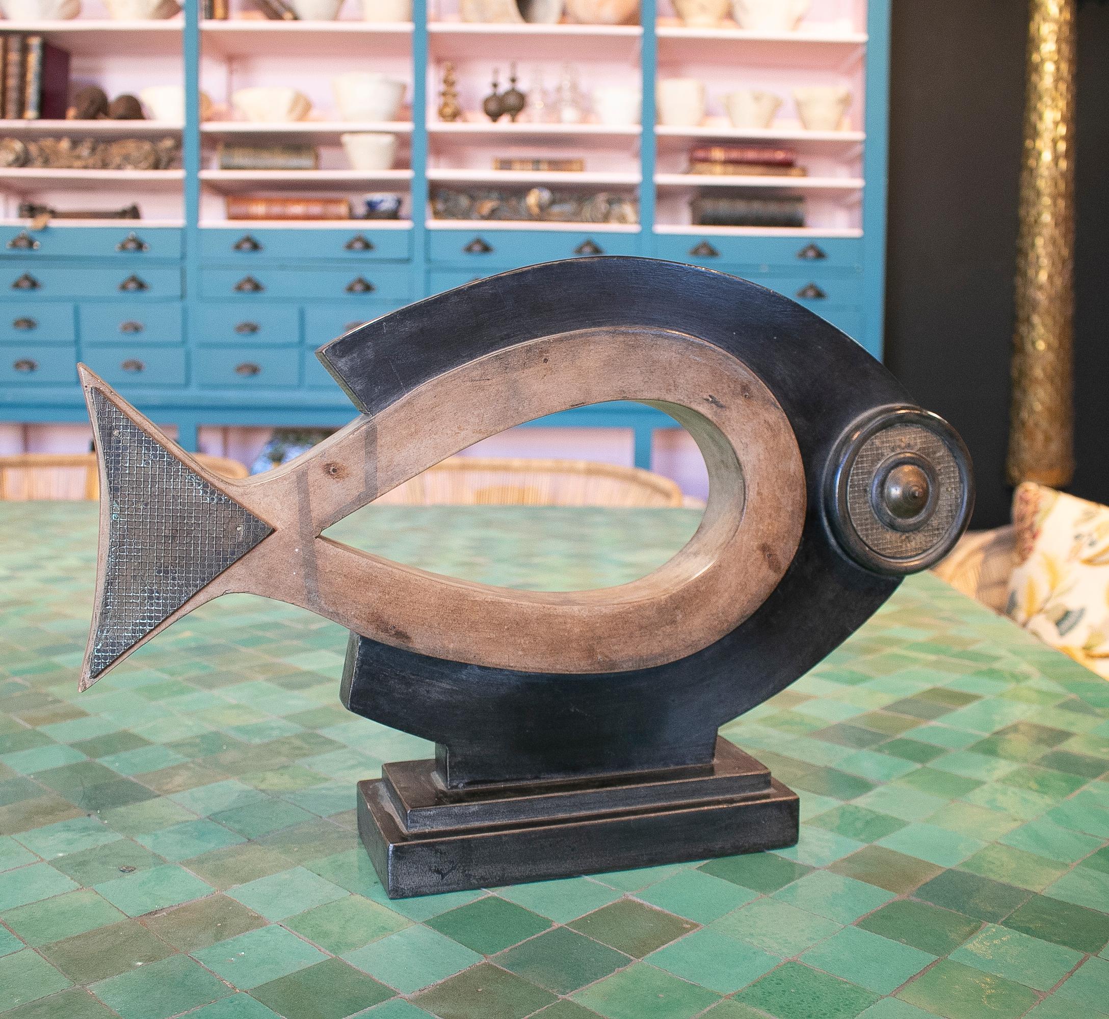 Vintage 1970s Spanish 2-tone wood and bronze fish table figure sculpture

Base dimensions: 23x9,5cm.