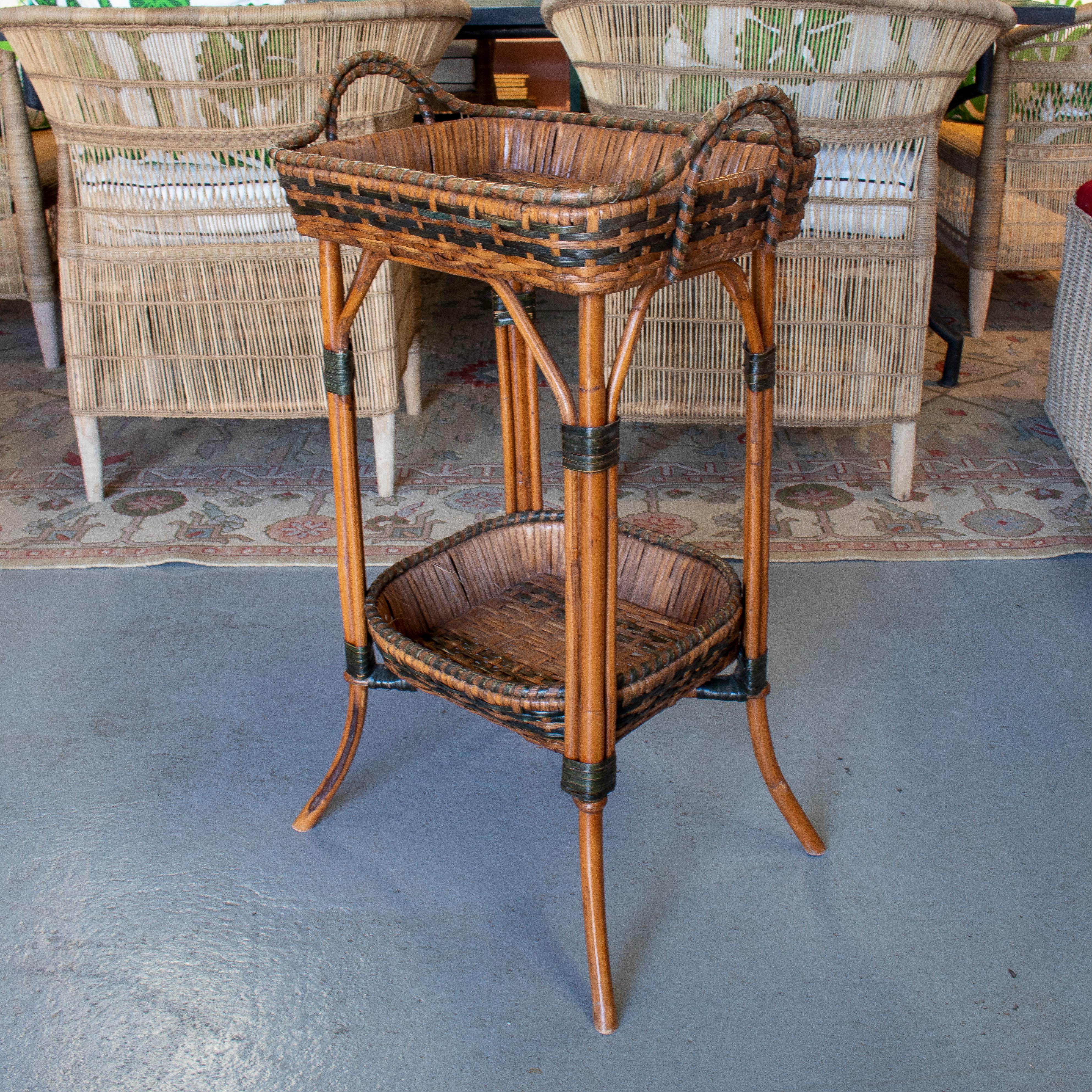 1970s Spanish 2-Tone Woven Wicker Side Table w/ Tray In Good Condition In Marbella, ES