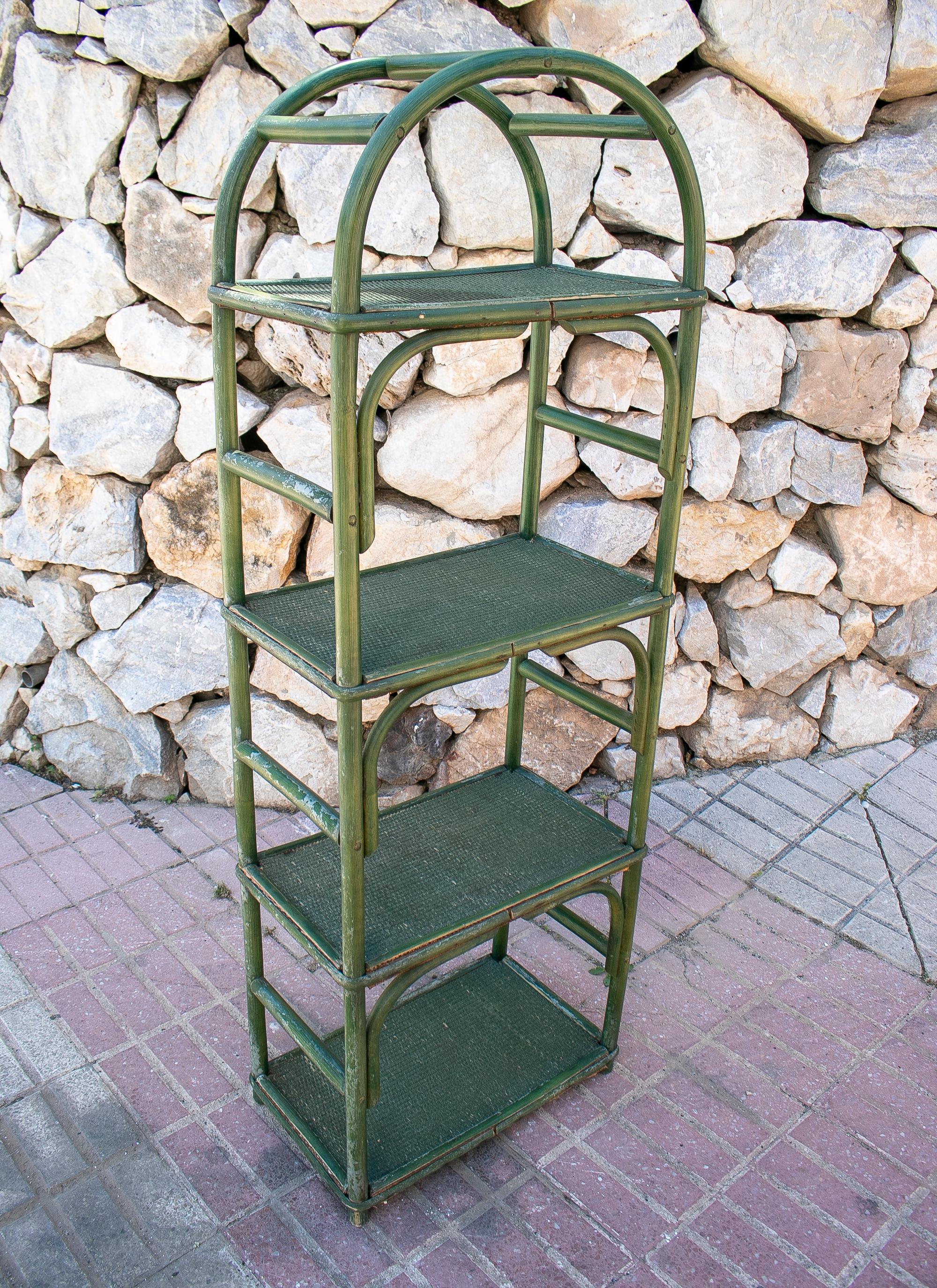 1970s Spanish 4-Rack Lace Wicker & Bamboo Green Shelf In Good Condition For Sale In Marbella, ES