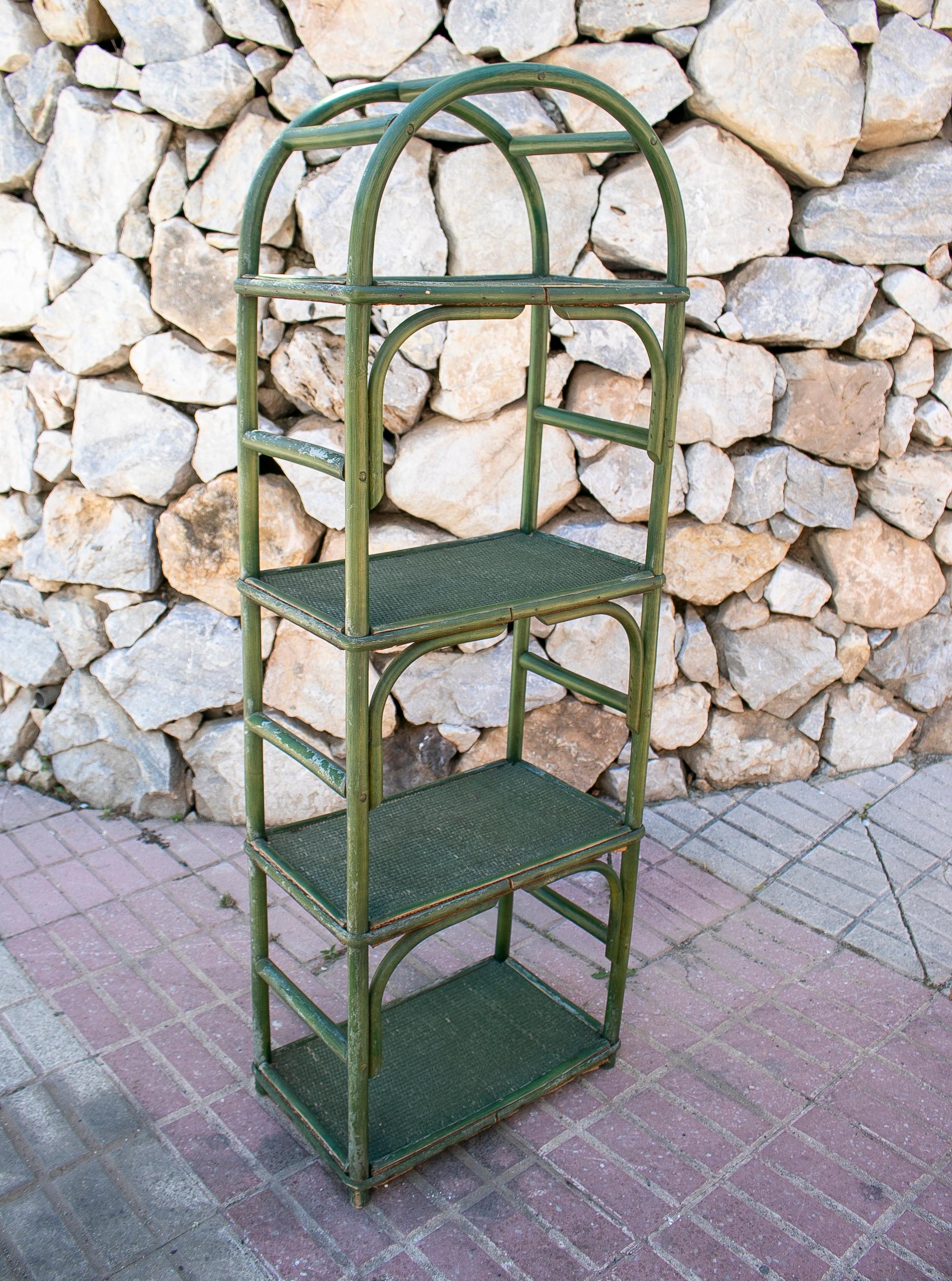 20th Century 1970s Spanish 4-Rack Lace Wicker & Bamboo Green Shelf For Sale