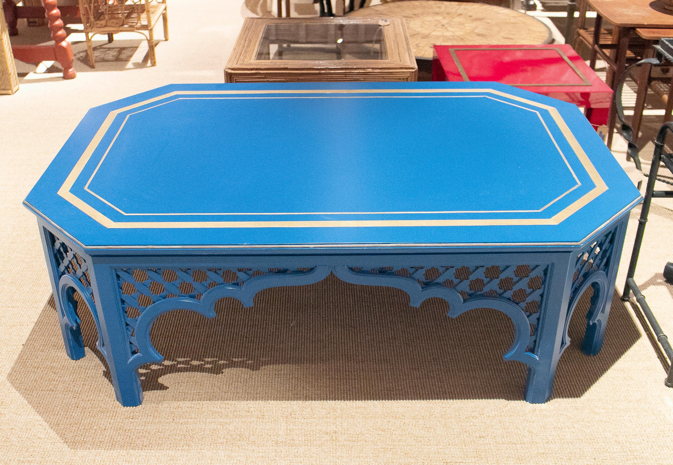 Table basse bleue en bois et laiton, d'inspiration al-Andalus, datant des années 1970.