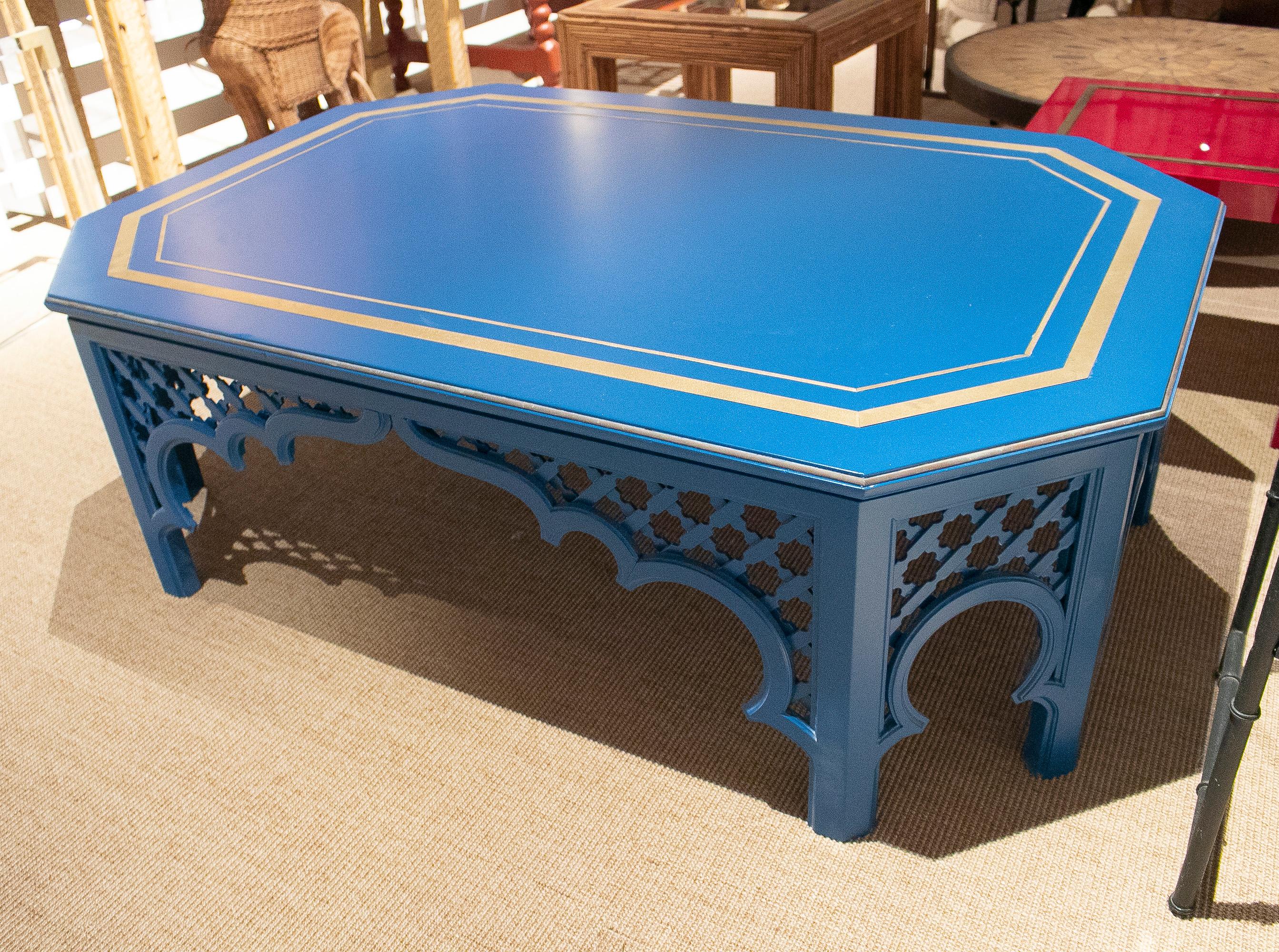 Table basse espagnole d'inspiration Al-Andalus des années 1970 en bois et laiton bleu en vente 2