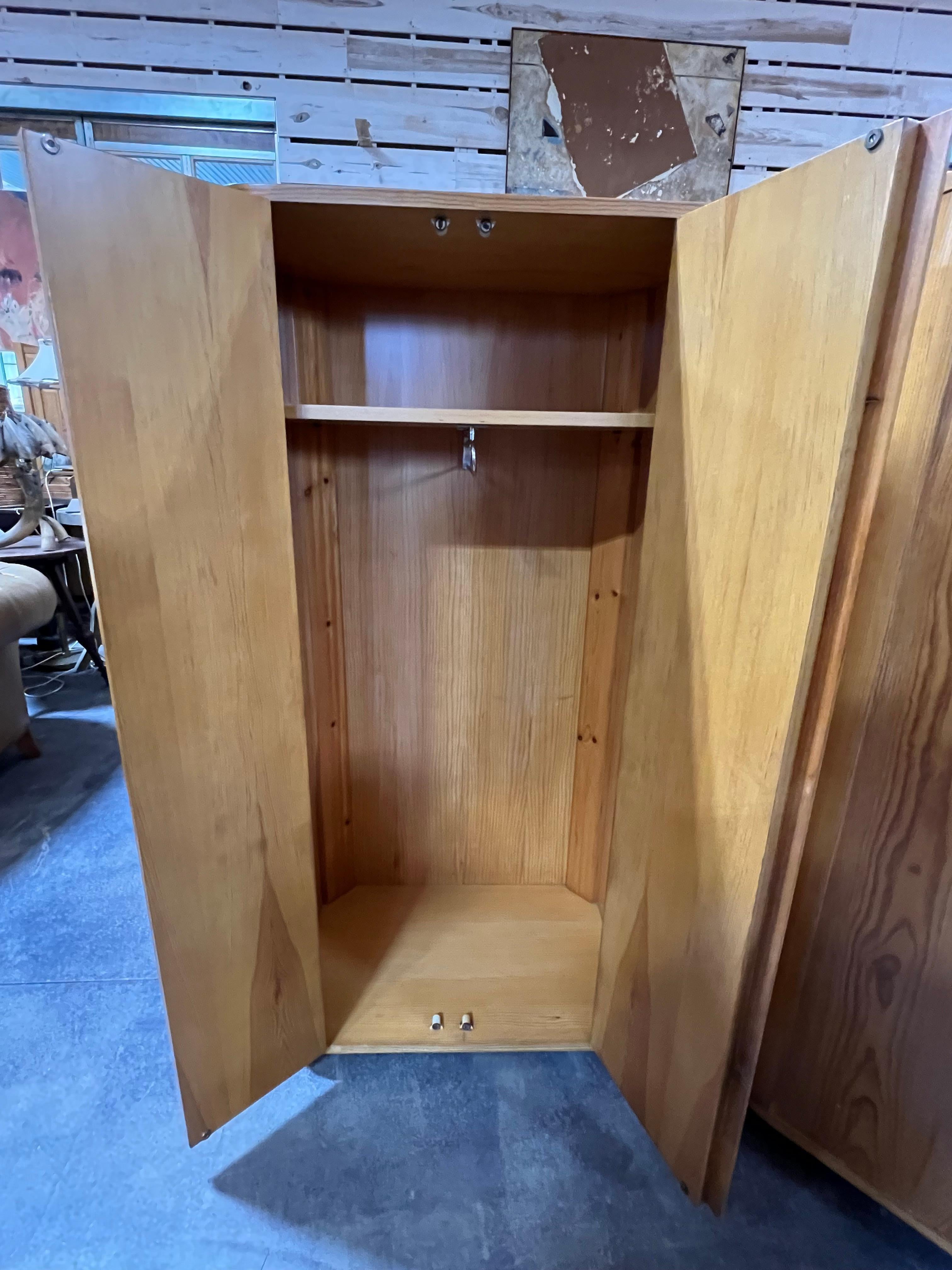 Armoire espagnole en aran des années 1970 par Jordi Vilanova Bon état - En vente à Chicago, IL