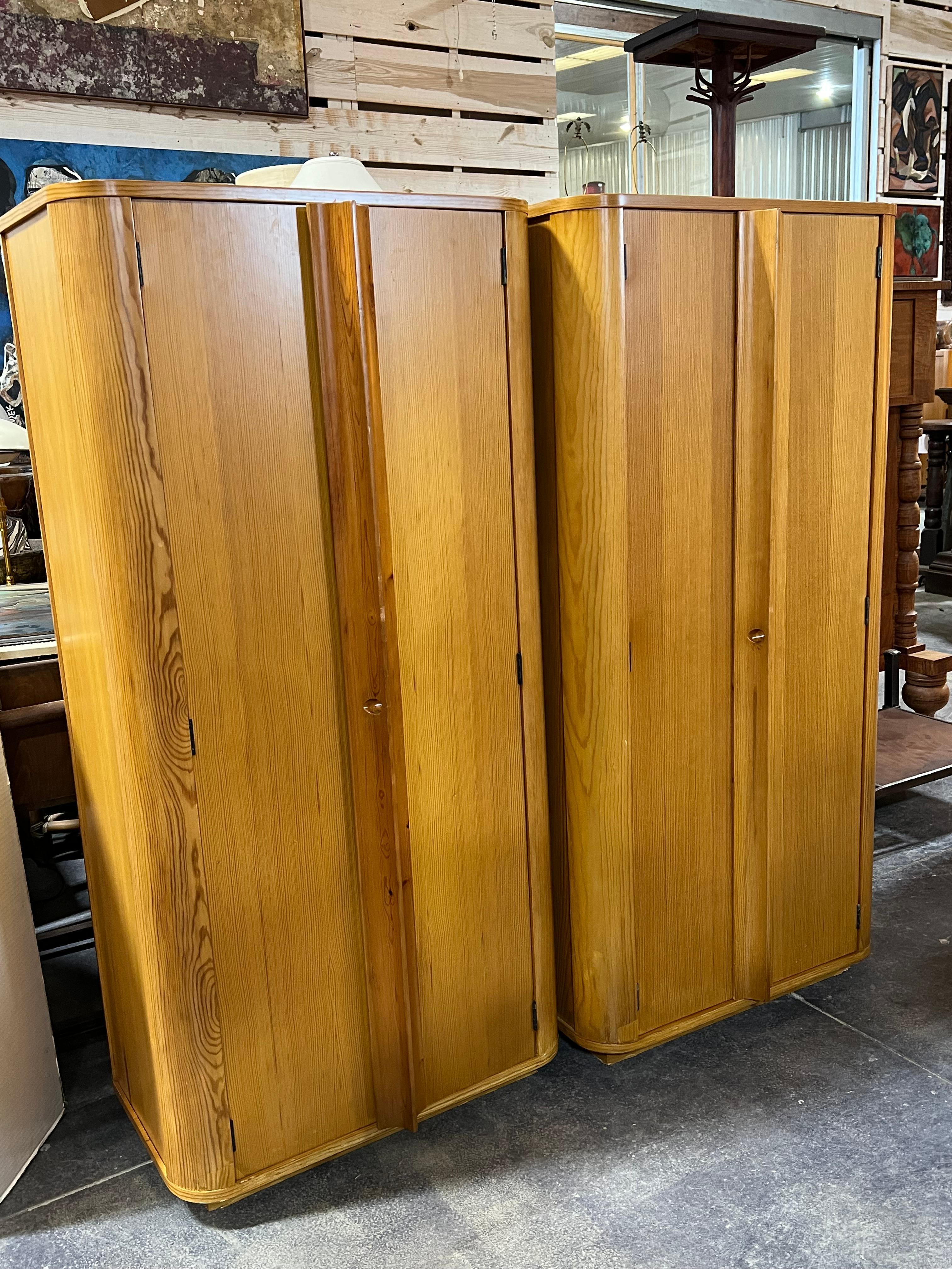 Pin Armoire espagnole en aran des années 1970 par Jordi Vilanova en vente