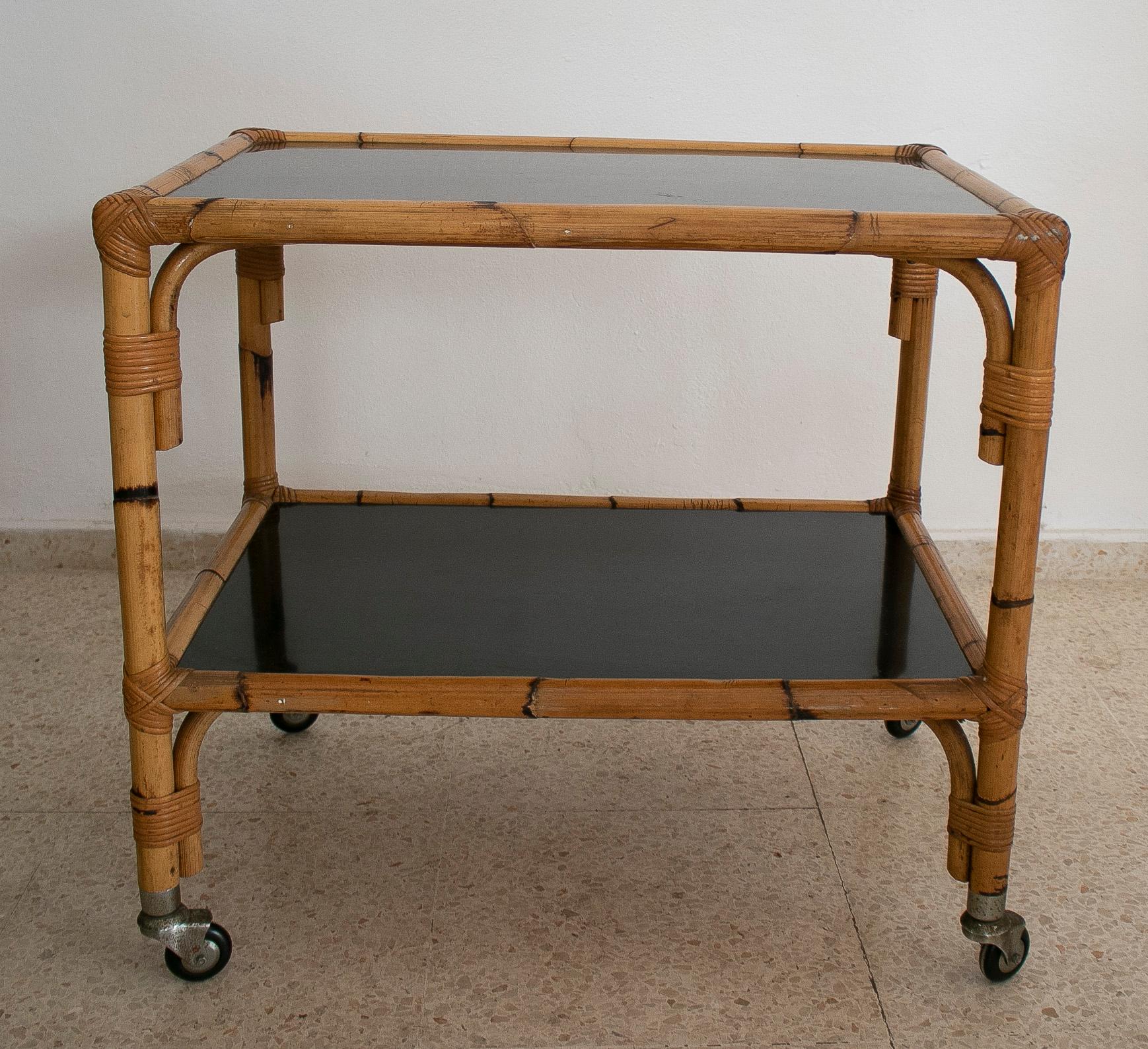 Chariot à 2 étagères en bambou espagnol des années 1970 avec panneaux en verre fumé.