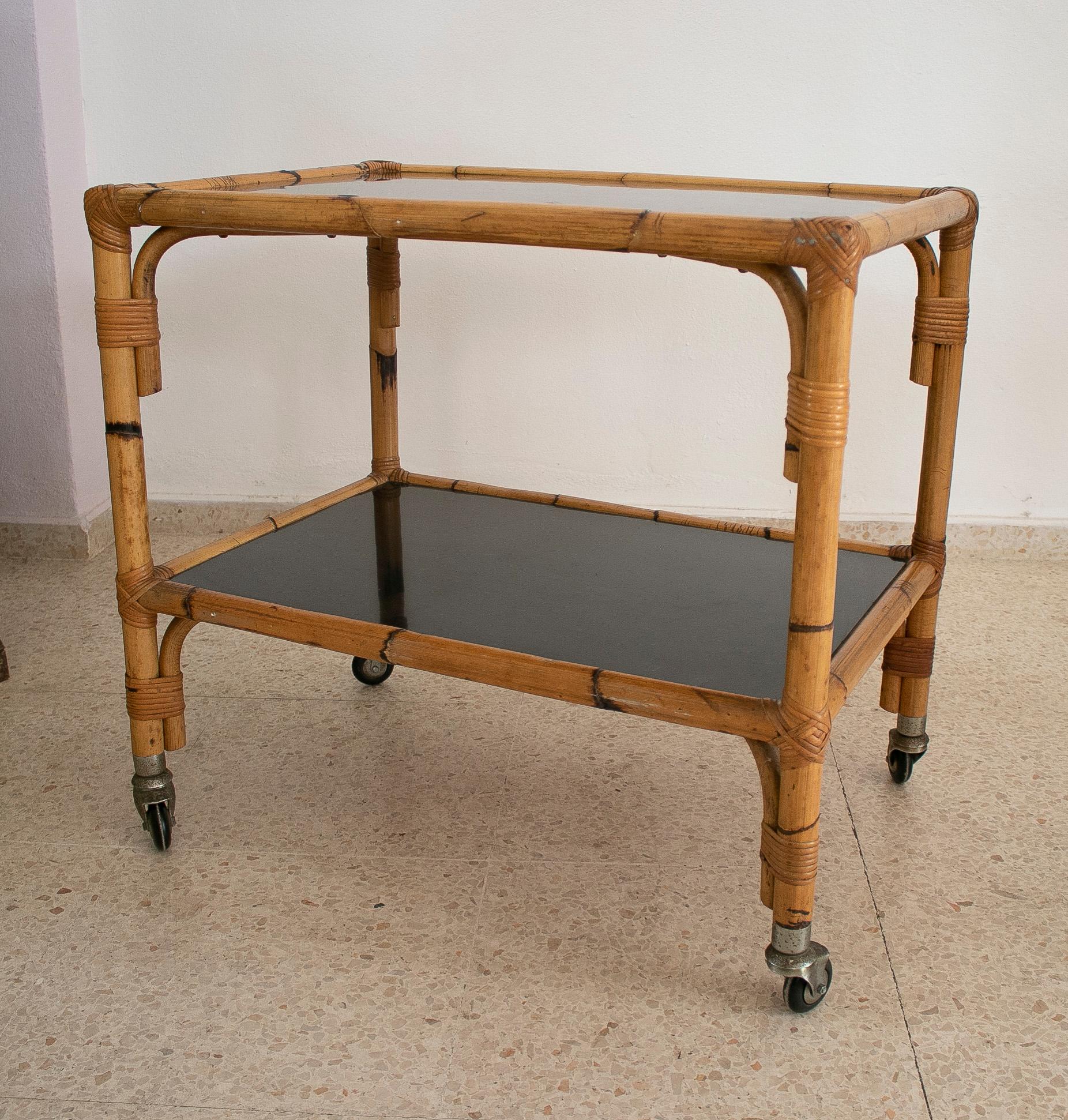 1970s Spanish Bamboo 2-Shelves Trolley w/ Smoked Glass Panels In Good Condition For Sale In Marbella, ES