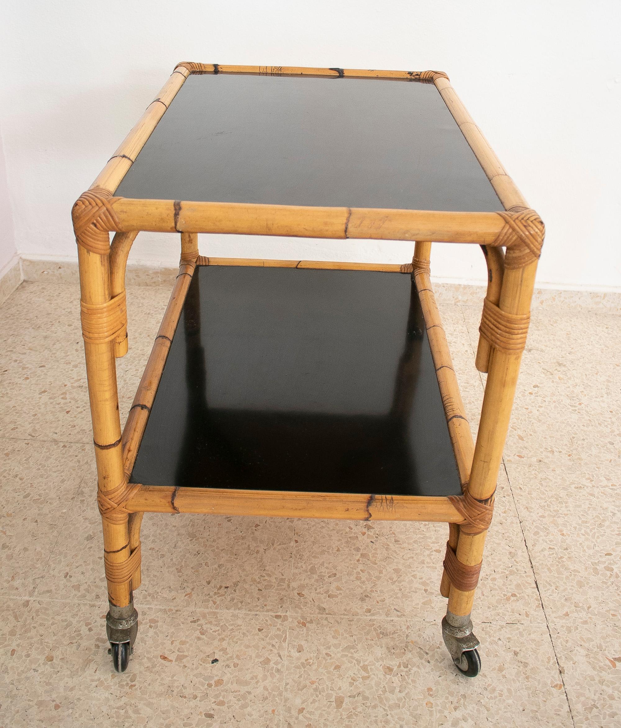 Bambou Chariot espagnol à 2 étages en bambou des années 1970 avec panneaux en verre fumé en vente