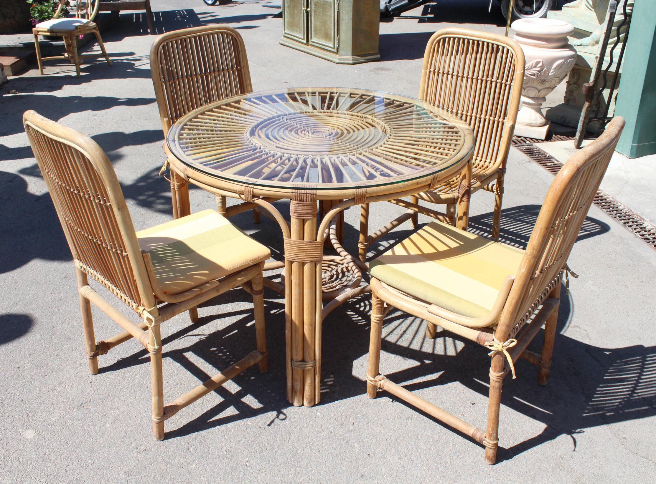 1970s Spanish bamboo 4-piece dining set.

Table size: 74 x 100 x 100
Chair size: 94 x 46 x 50.