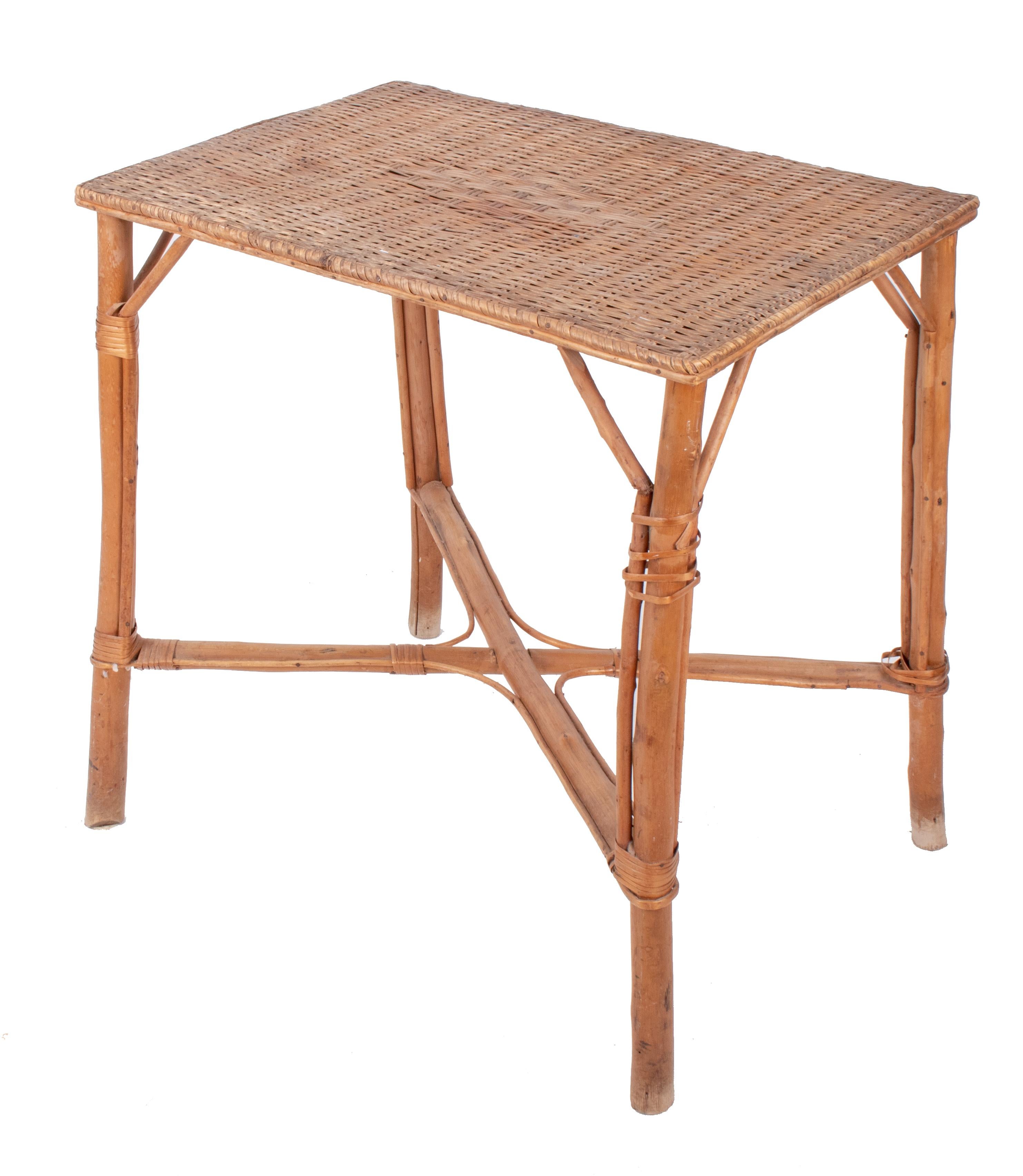 1970s Spanish Bamboo and Wicker Side Table In Good Condition For Sale In Marbella, ES