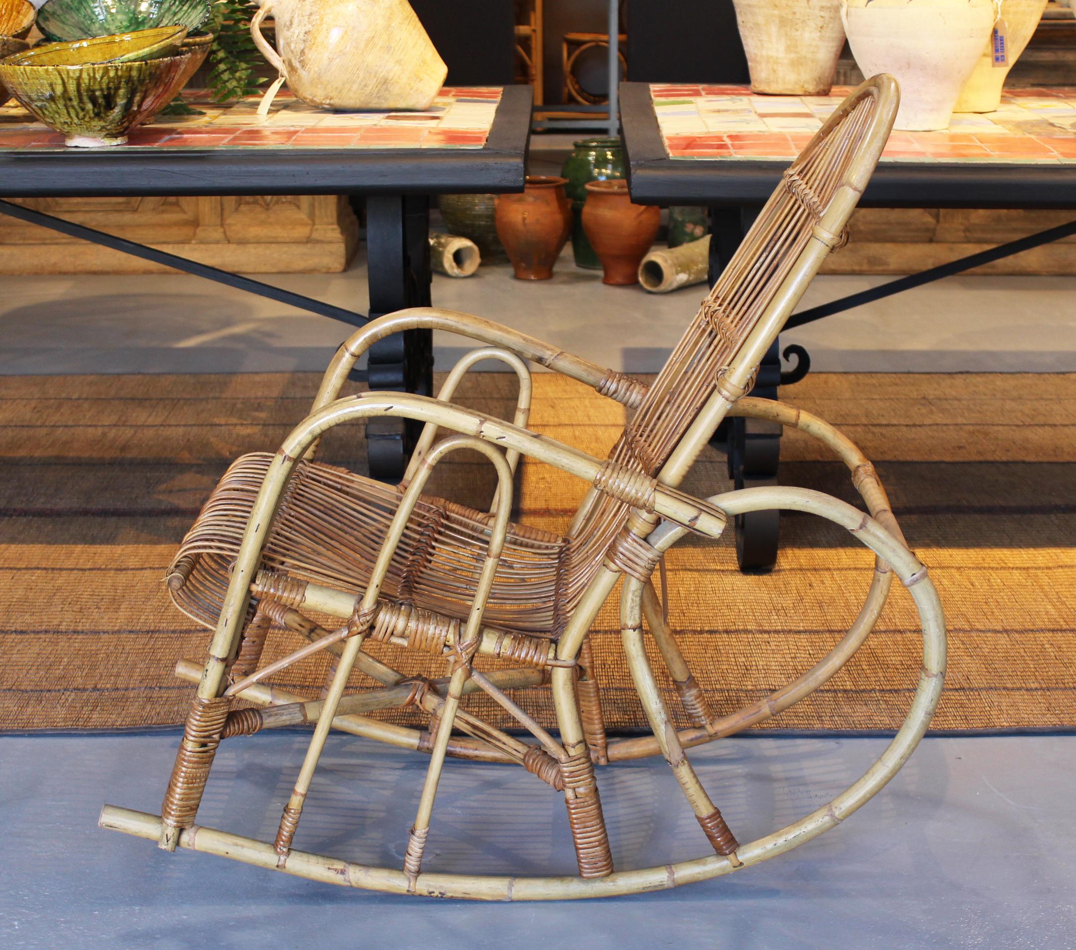 Espagnol chaise berçante espagnole en bambou et osier des années 1970 en vente