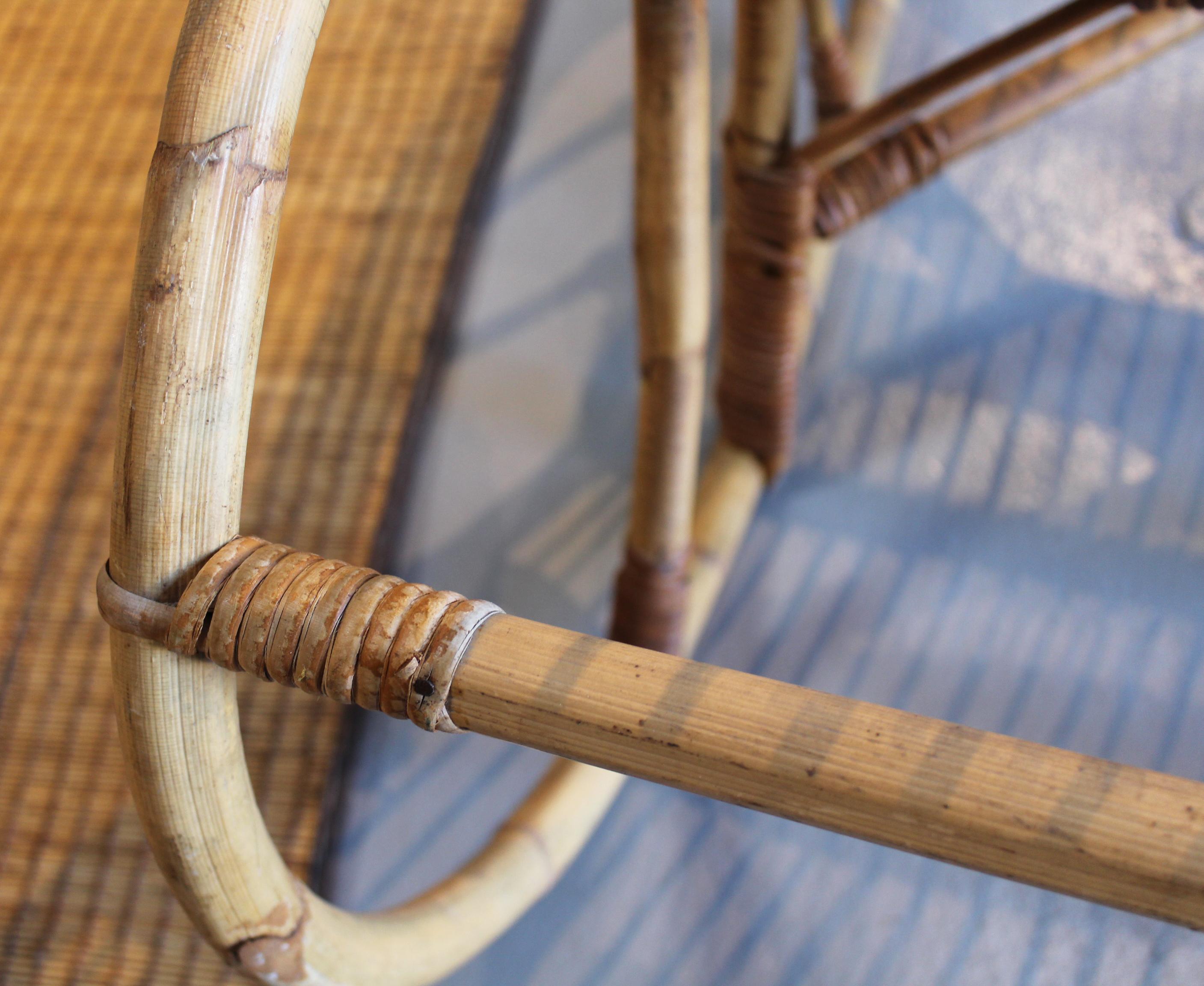 Bambou chaise berçante espagnole en bambou et osier des années 1970 en vente