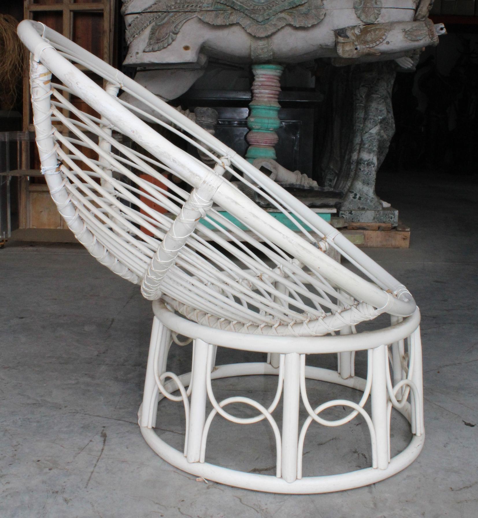 20ième siècle Chaise de jardin espagnole en bambou des années 1970 avec dossier arrondi en vente