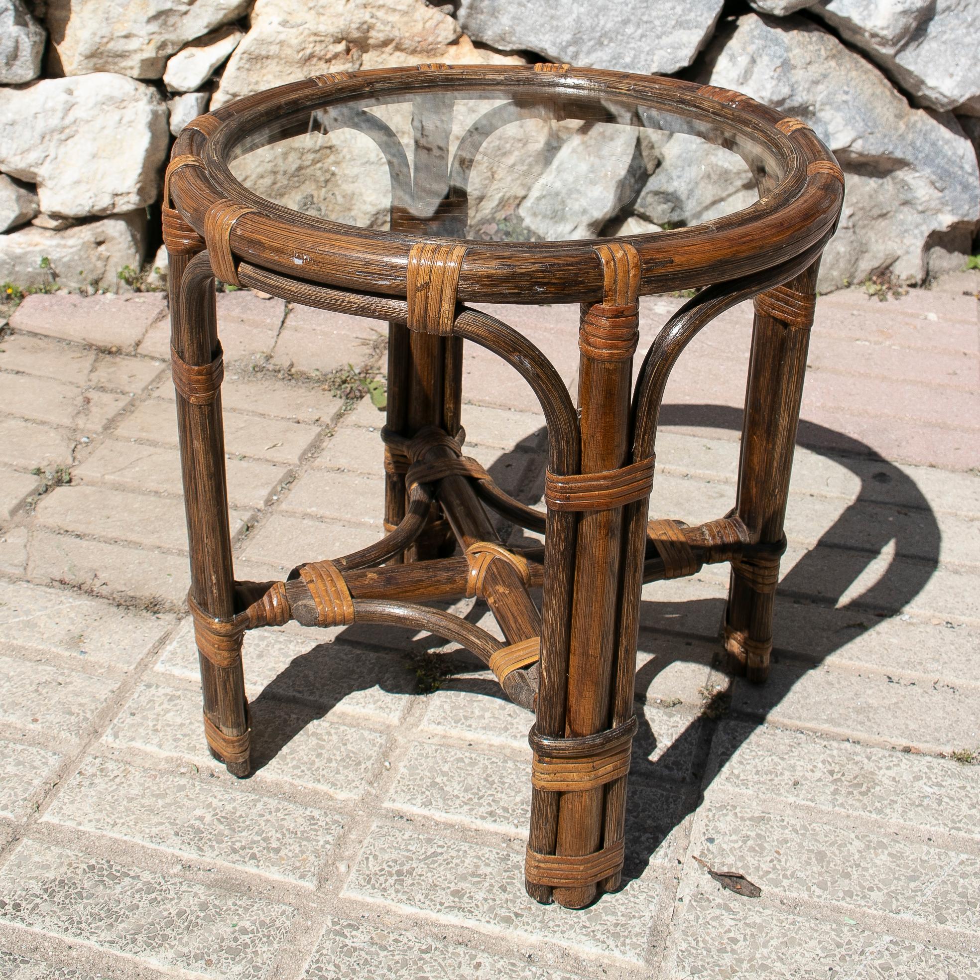 1970s Spanish Bamboo Round Side Table w/ Glass Top In Good Condition For Sale In Marbella, ES