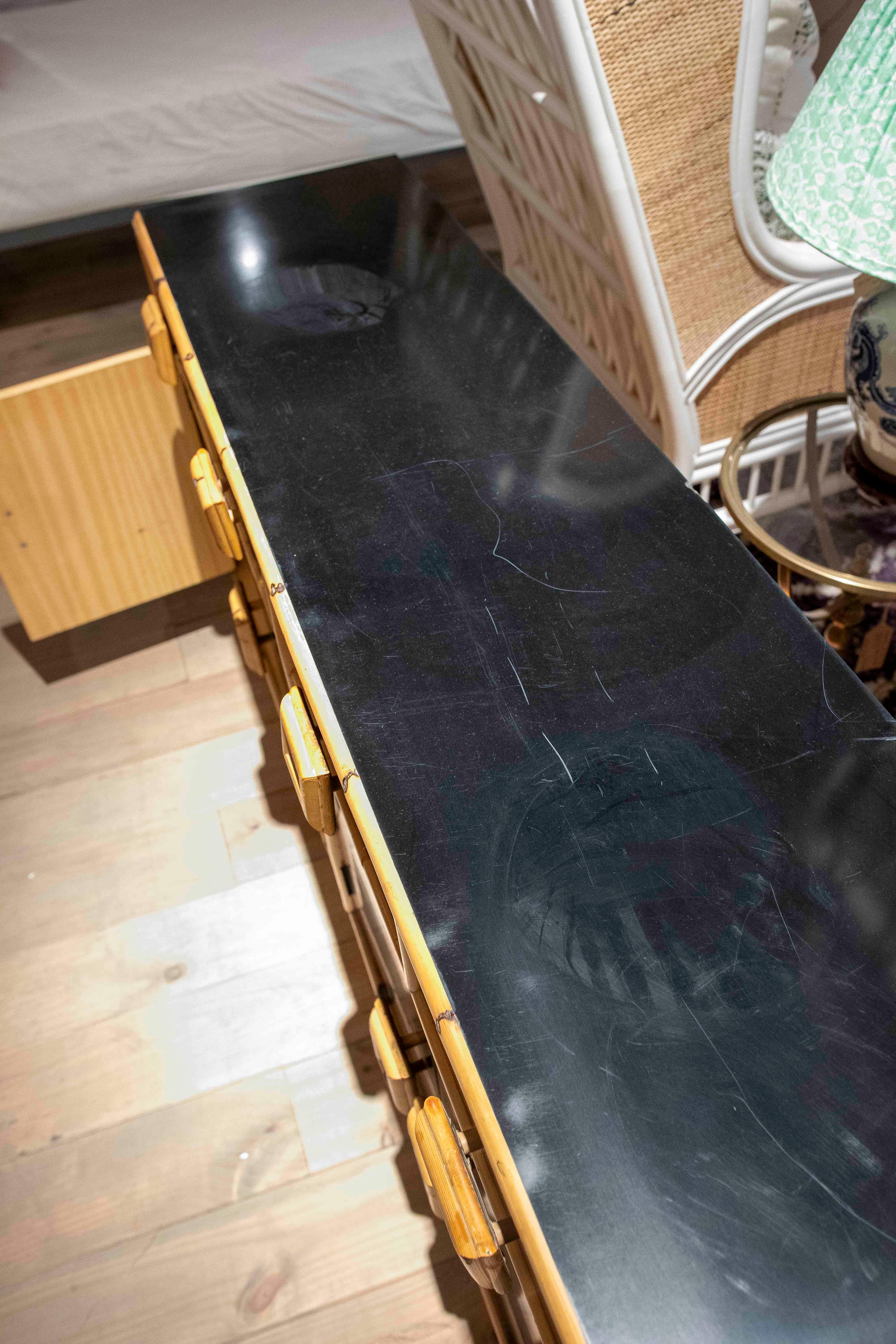 1970 Spanish Black Bamboo and Formica Sideboard with Drawers and Doors (buffet espagnol en bambou noir et formica avec tiroirs et portes) en vente 8