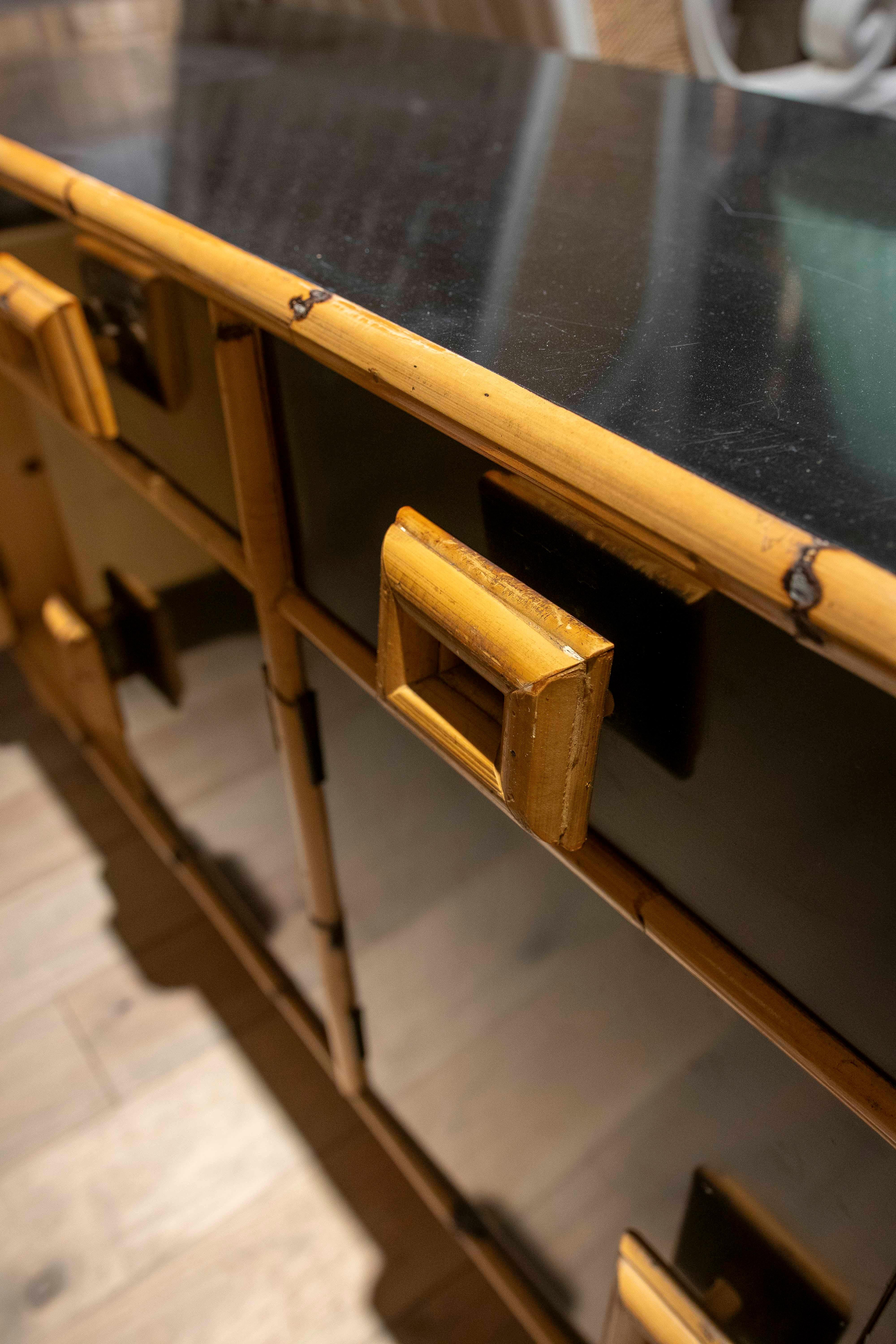 1970 Spanish Black Bamboo and Formica Sideboard with Drawers and Doors (buffet espagnol en bambou noir et formica avec tiroirs et portes) en vente 9
