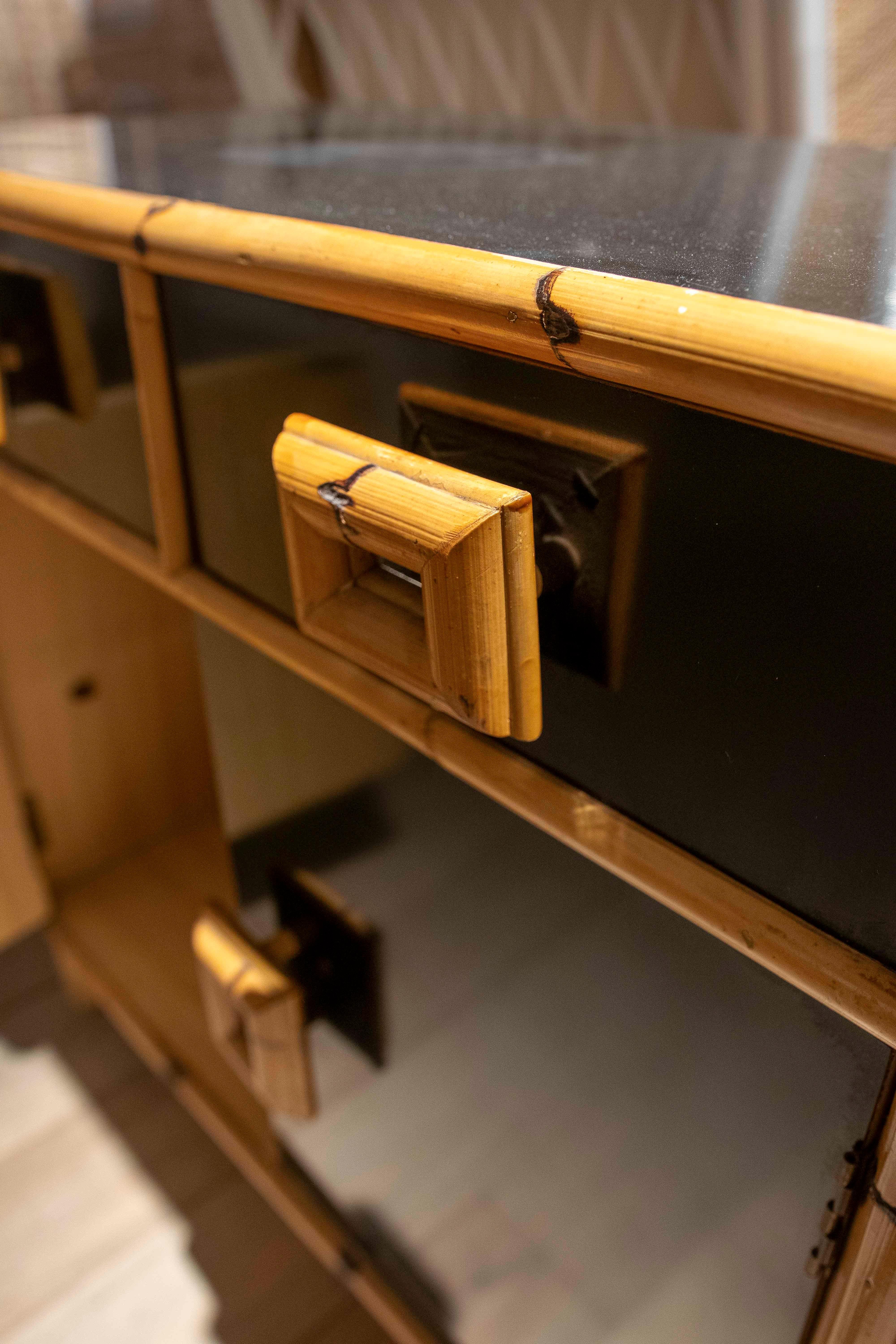 1970 Spanish Black Bamboo and Formica Sideboard with Drawers and Doors (buffet espagnol en bambou noir et formica avec tiroirs et portes) en vente 11