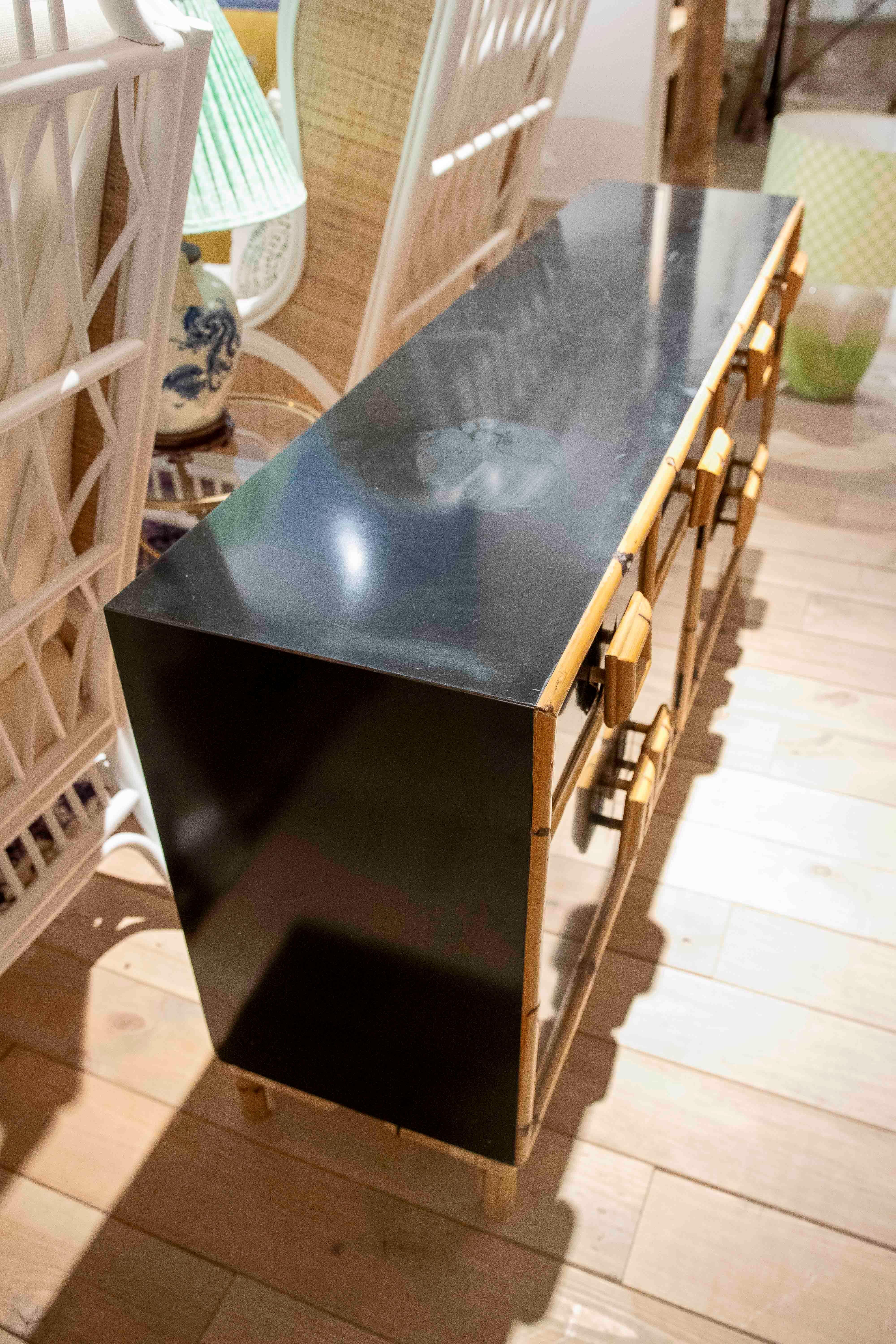 1970 Spanish Black Bamboo and Formica Sideboard with Drawers and Doors (buffet espagnol en bambou noir et formica avec tiroirs et portes) en vente 12