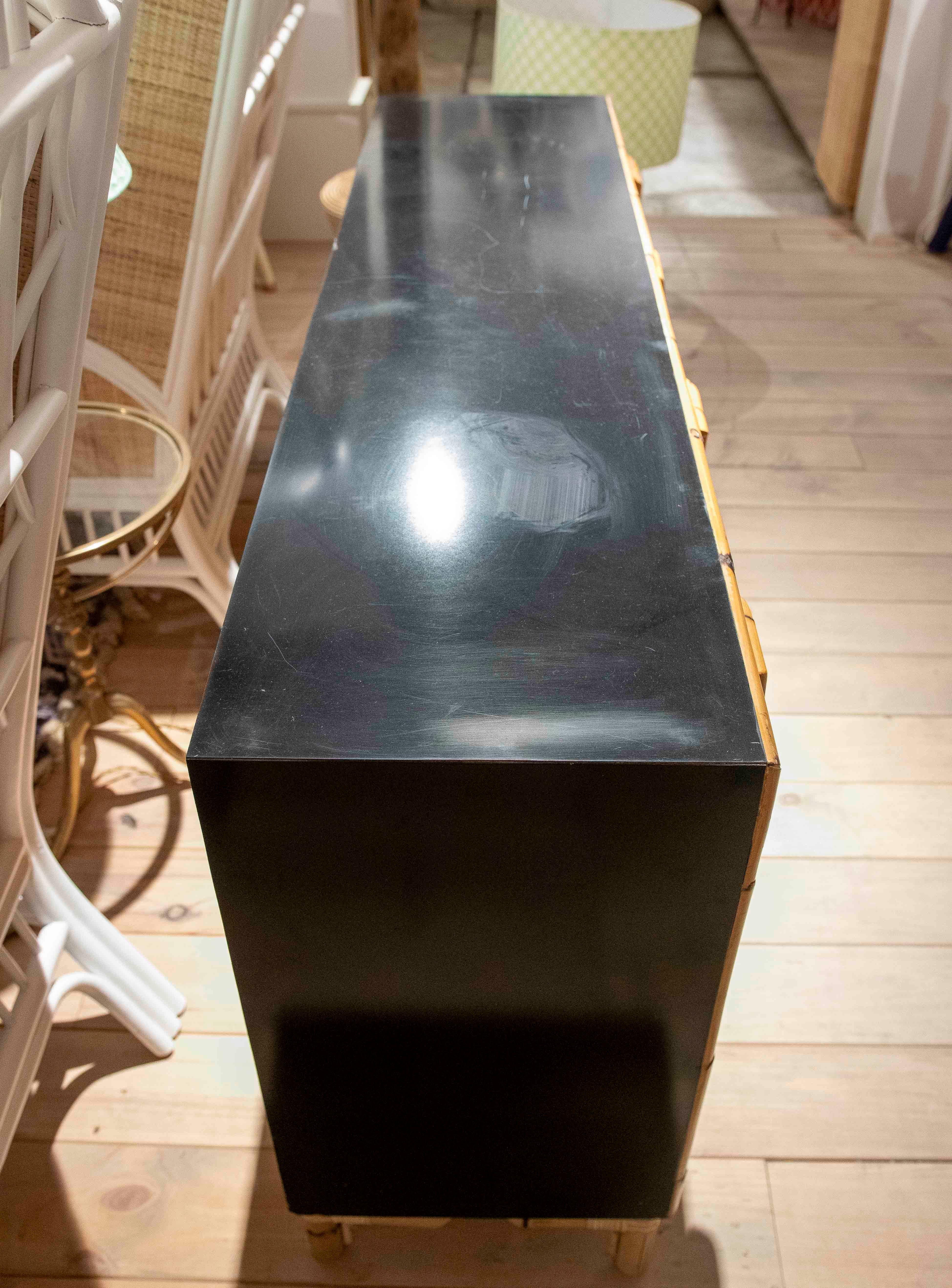 1970 Spanish Black Bamboo and Formica Sideboard with Drawers and Doors (buffet espagnol en bambou noir et formica avec tiroirs et portes) en vente 13