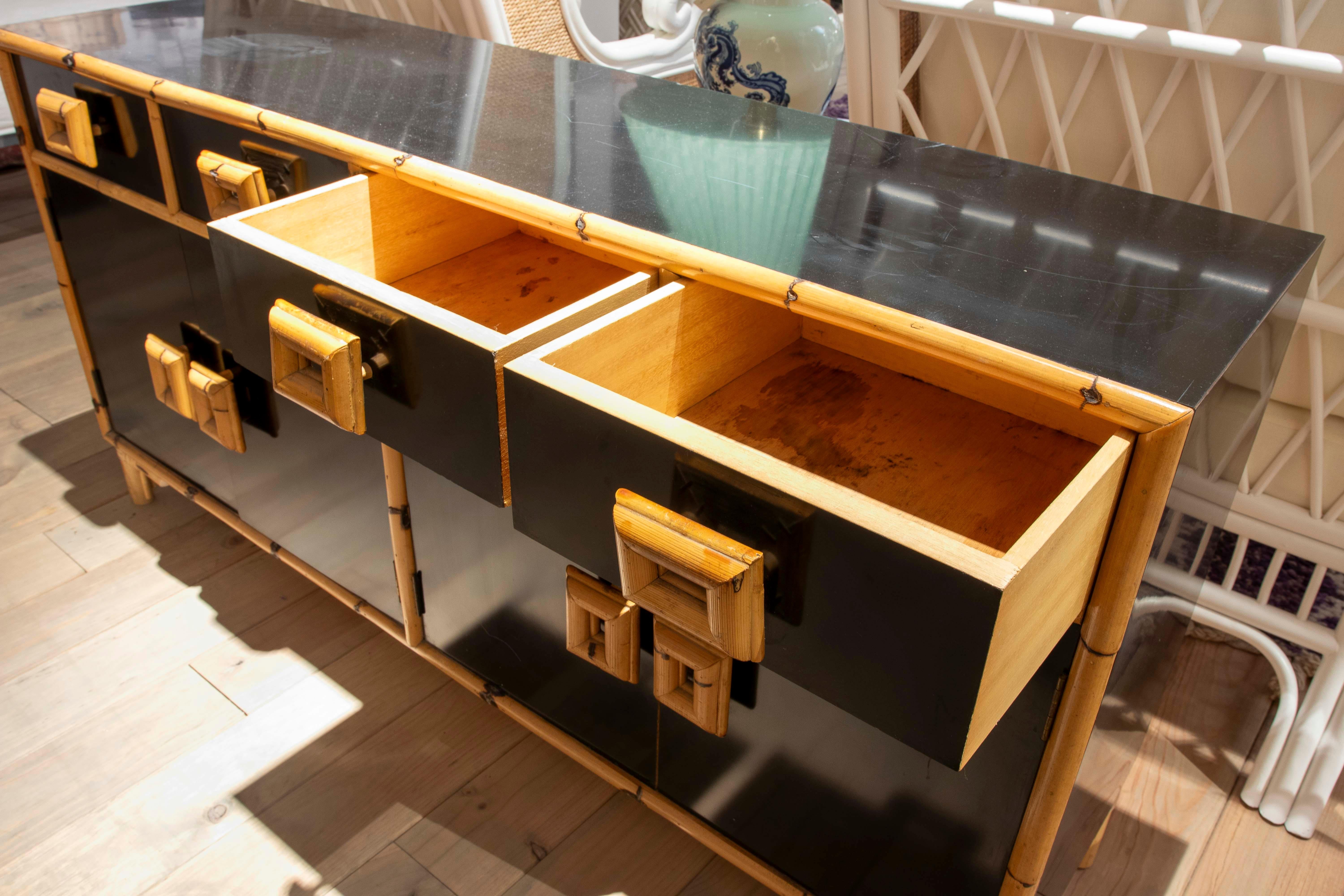Espagnol 1970 Spanish Black Bamboo and Formica Sideboard with Drawers and Doors (buffet espagnol en bambou noir et formica avec tiroirs et portes) en vente