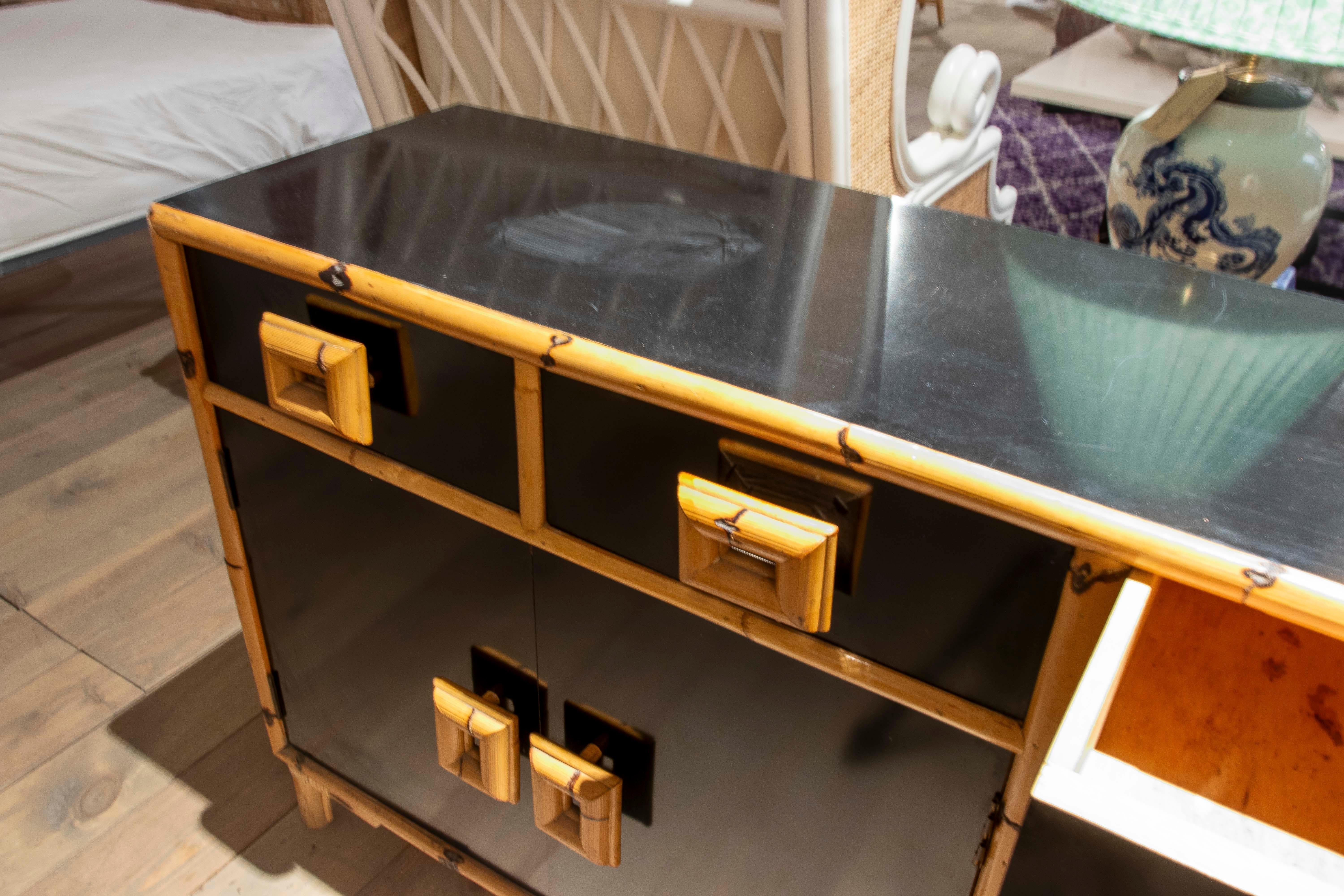 1970 Spanish Black Bamboo and Formica Sideboard with Drawers and Doors (buffet espagnol en bambou noir et formica avec tiroirs et portes) Bon état - En vente à Marbella, ES