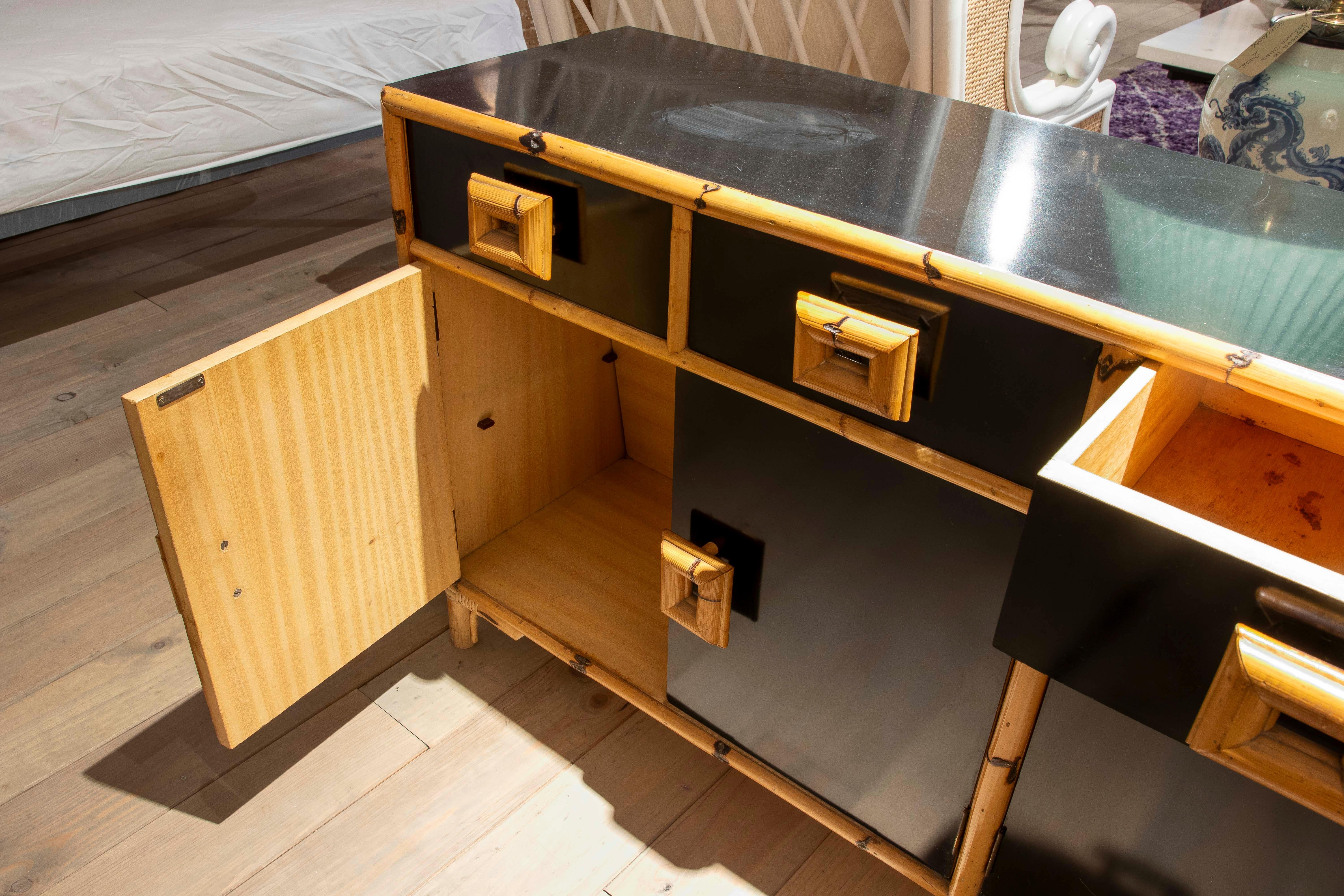 20ième siècle 1970 Spanish Black Bamboo and Formica Sideboard with Drawers and Doors (buffet espagnol en bambou noir et formica avec tiroirs et portes) en vente
