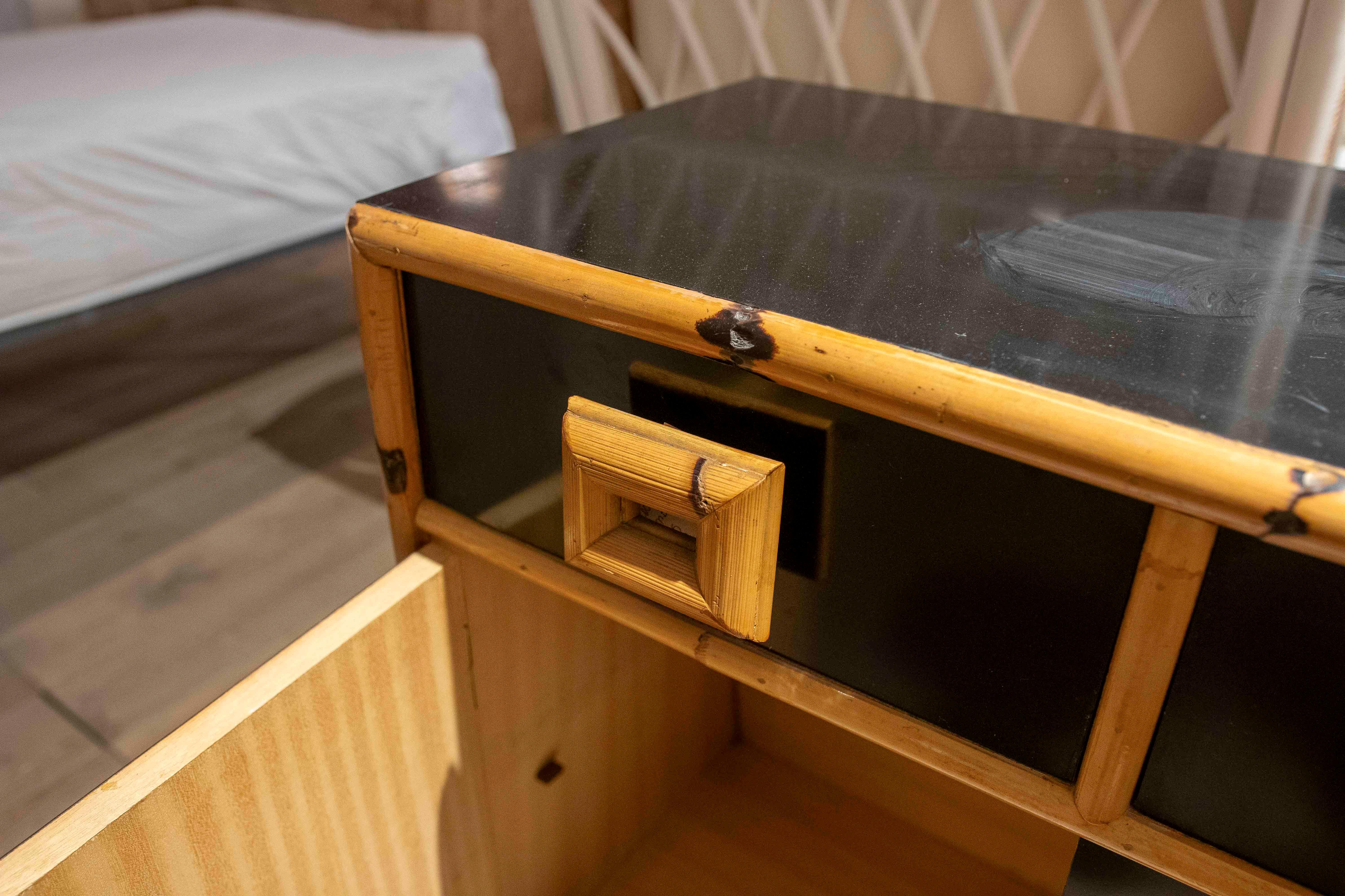 1970 Spanish Black Bamboo and Formica Sideboard with Drawers and Doors (buffet espagnol en bambou noir et formica avec tiroirs et portes) en vente 3