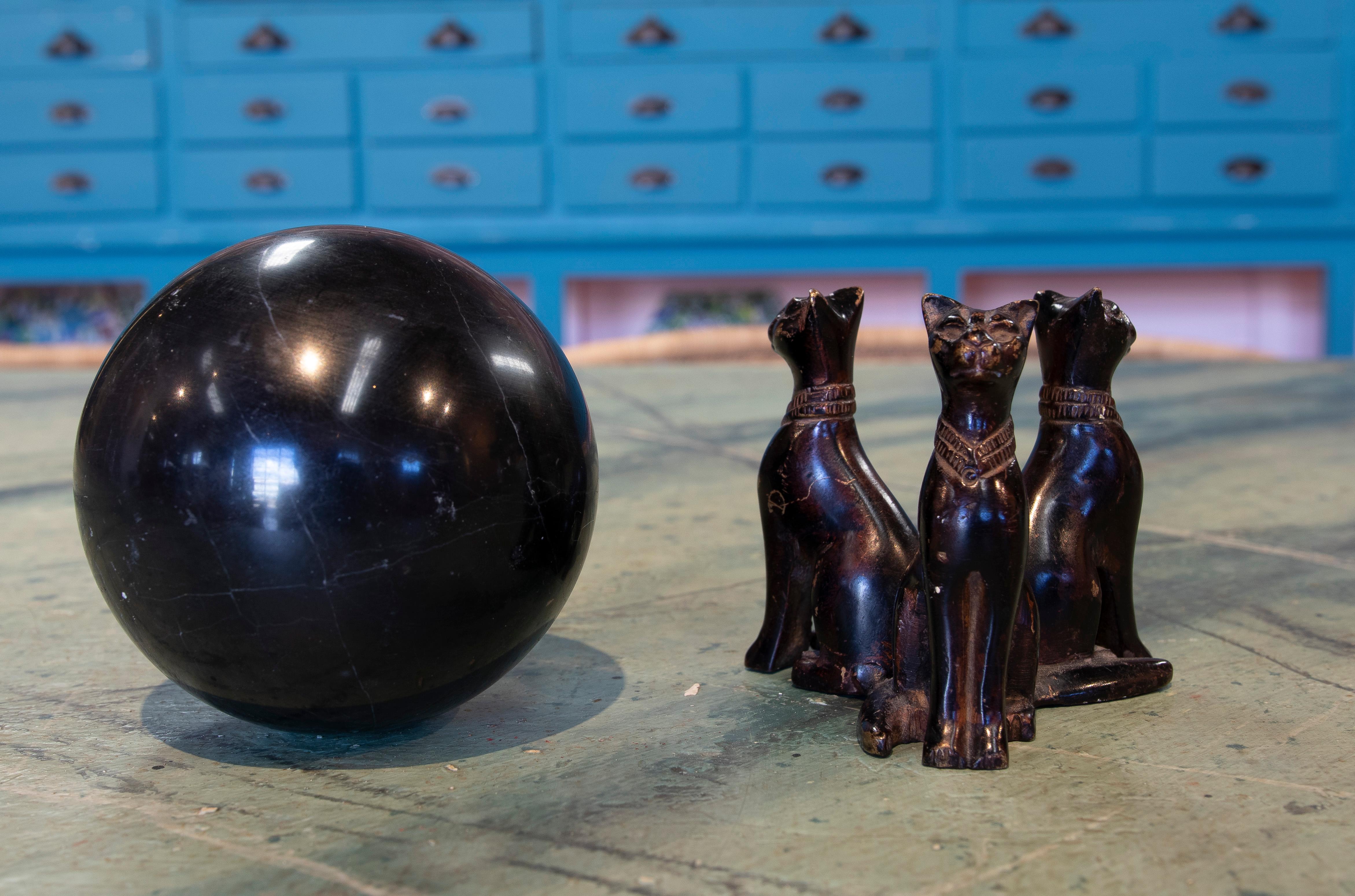 1970s Spanish Black Marble Ball on Three Bronze Cats Pedestal In Good Condition For Sale In Marbella, ES