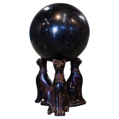 1970 Bola española de mármol negro sobre pedestal de tres gatos de bronce
