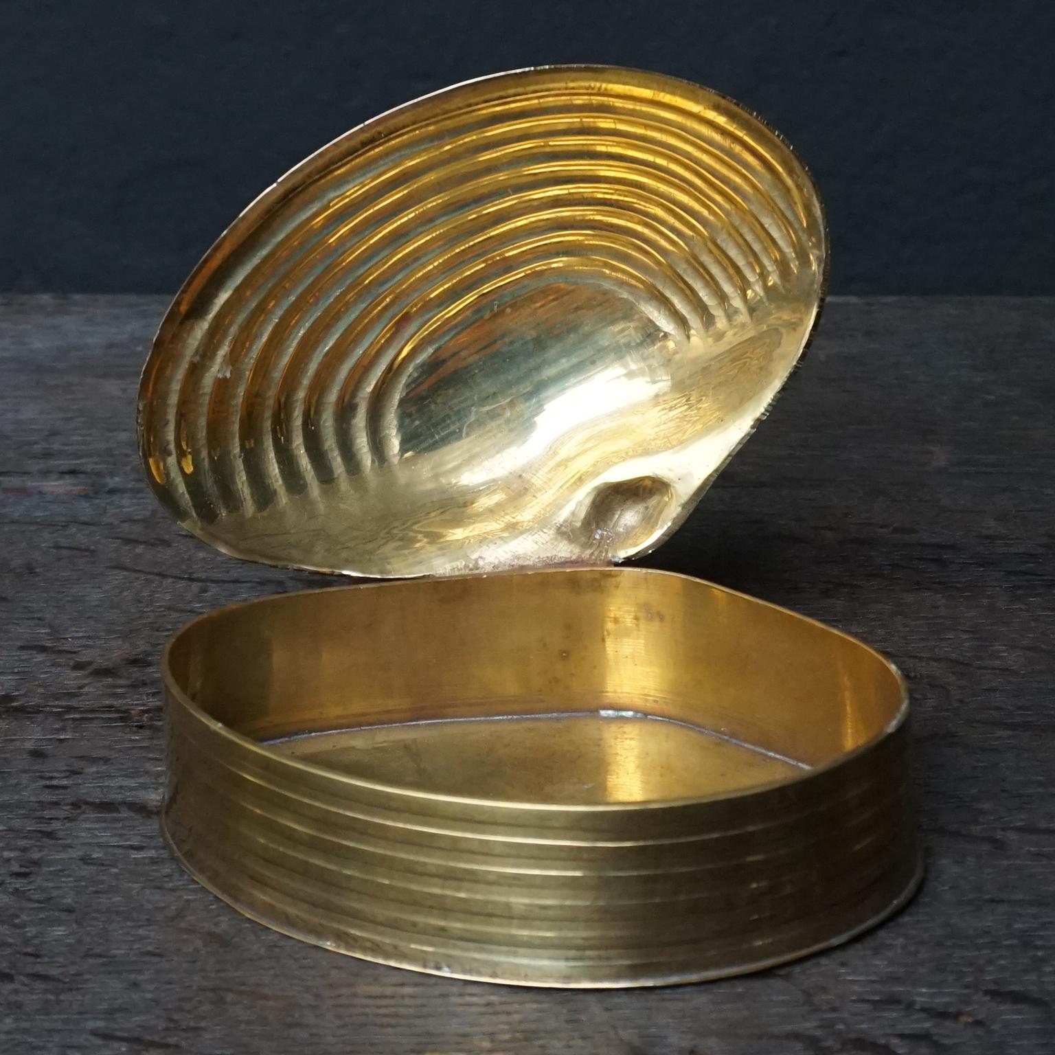 1970s Spanish Brass Clam Shell Nesting Set of Three Hinged Lid Trinket Boxes 7