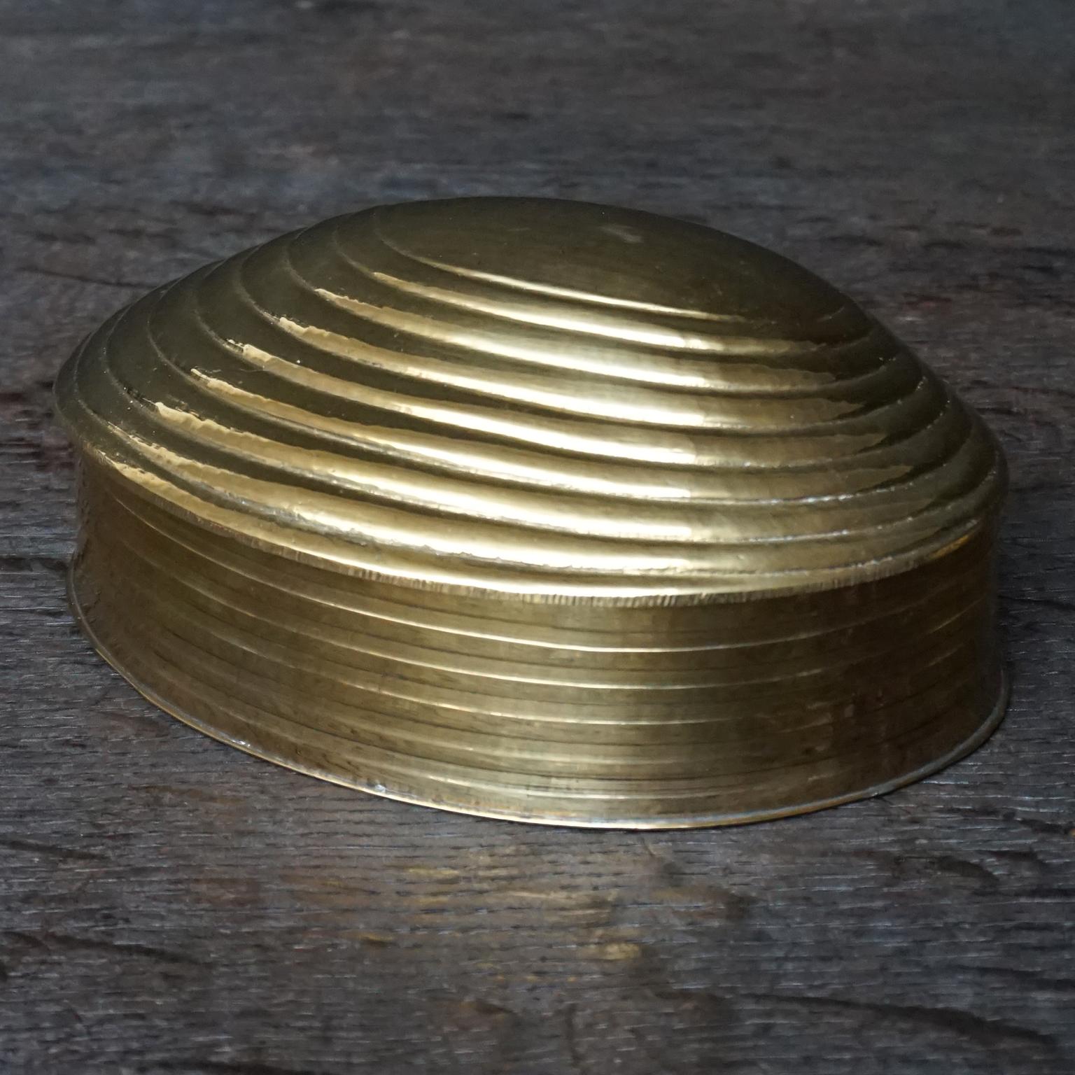 1970s Spanish Brass Clam Shell Nesting Set of Three Hinged Lid Trinket Boxes In Good Condition In Haarlem, NL