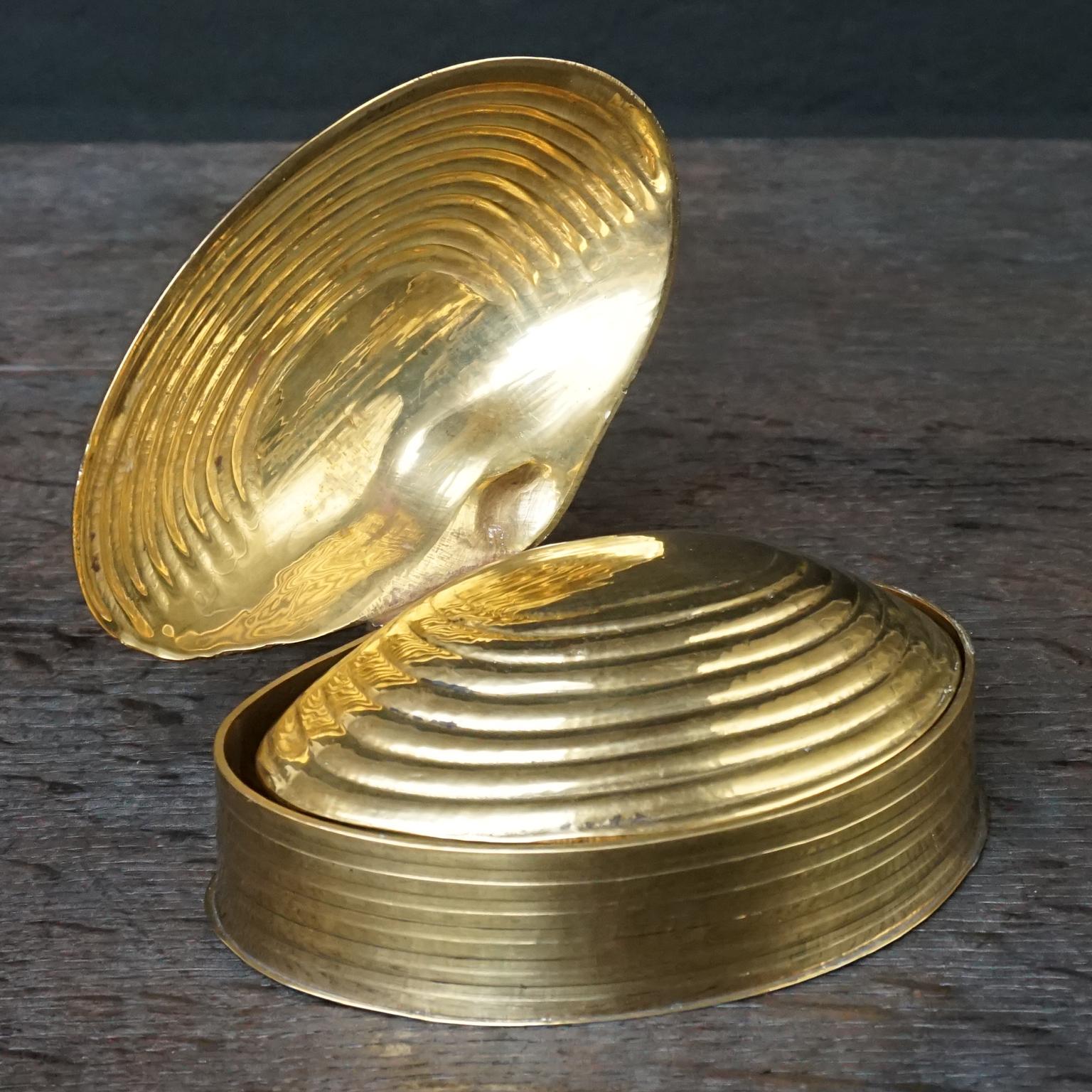 Late 20th Century 1970s Spanish Brass Clam Shell Nesting Set of Three Hinged Lid Trinket Boxes