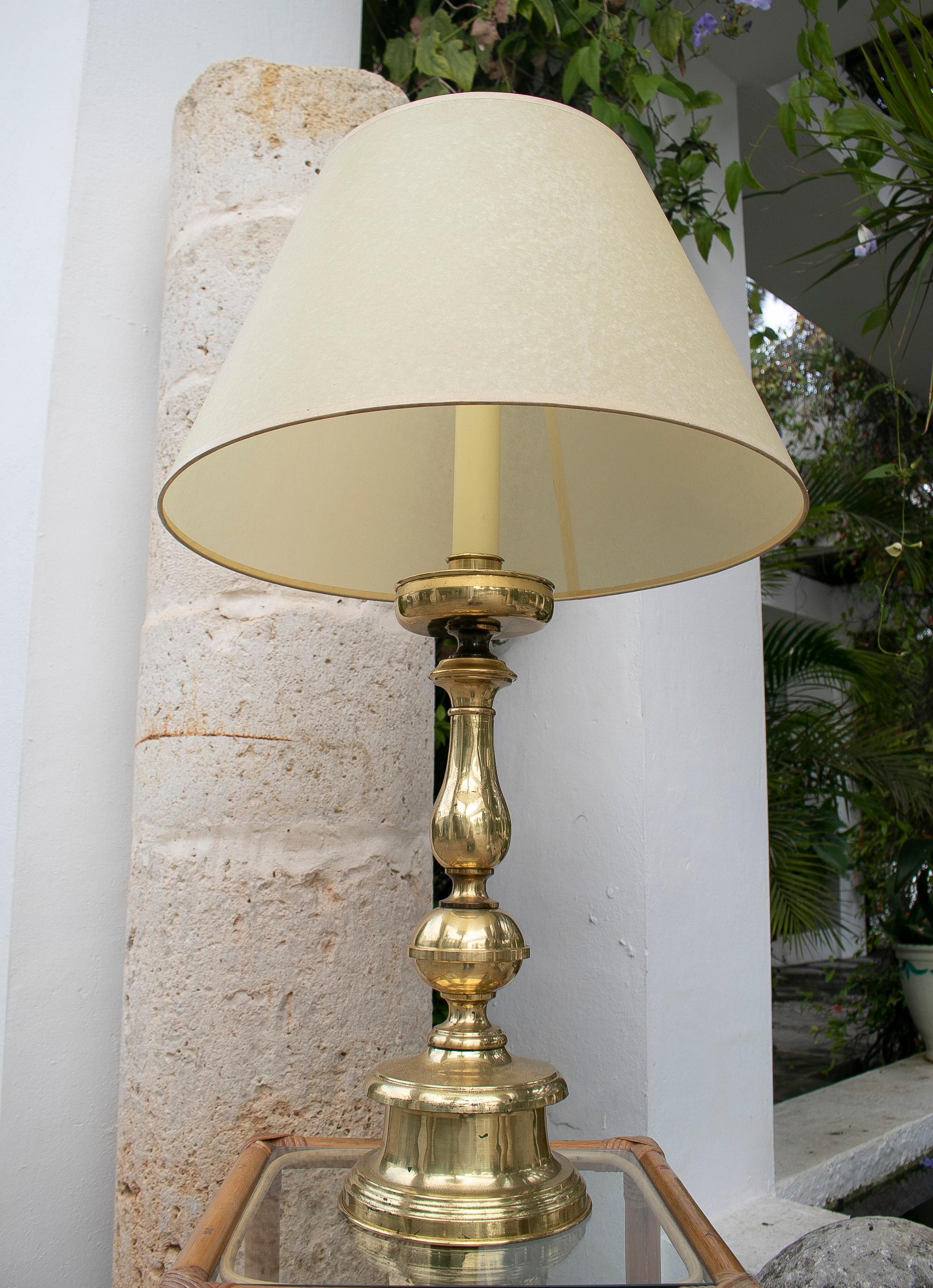 1970's Spanische Bronze Kerzenhalter Tischlampe

Maße mit Lampenschirm: 90x54cm
Der Lampenschirm ist nicht im Preis enthalten.