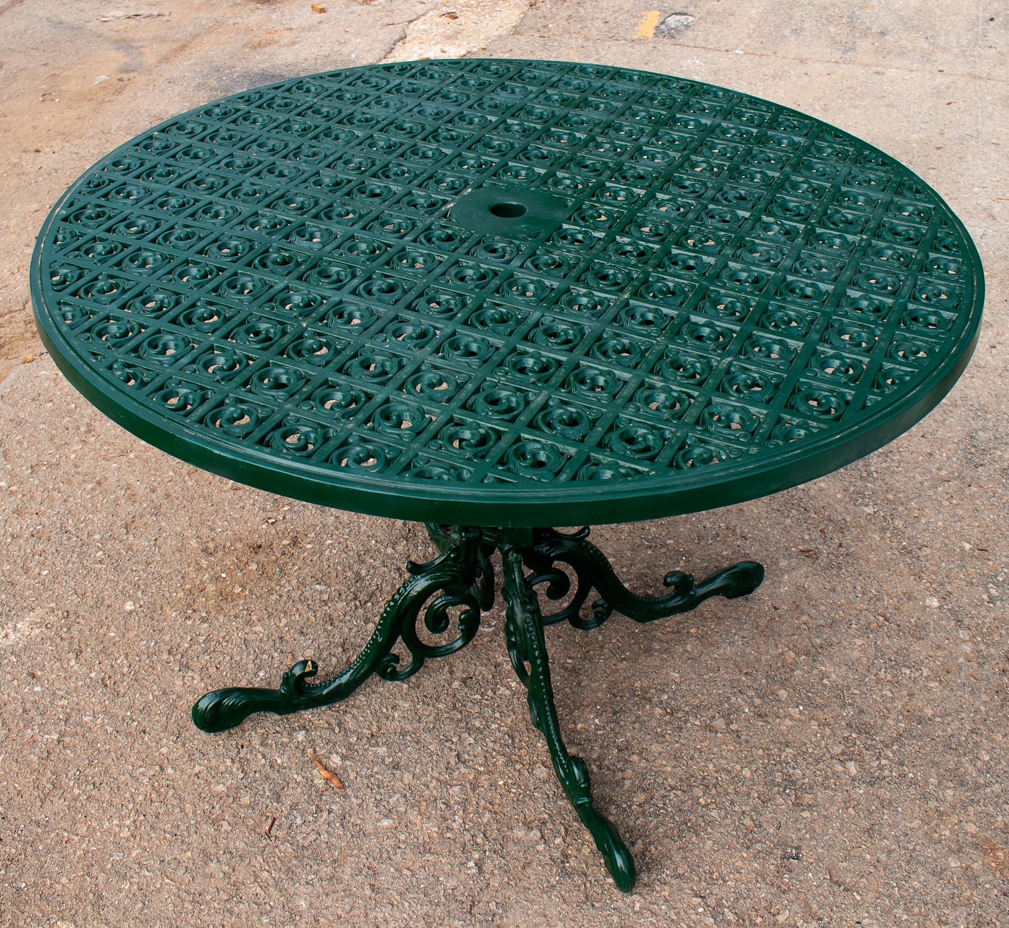 table de jardin ronde verte en fonte espagnole des années 1970.