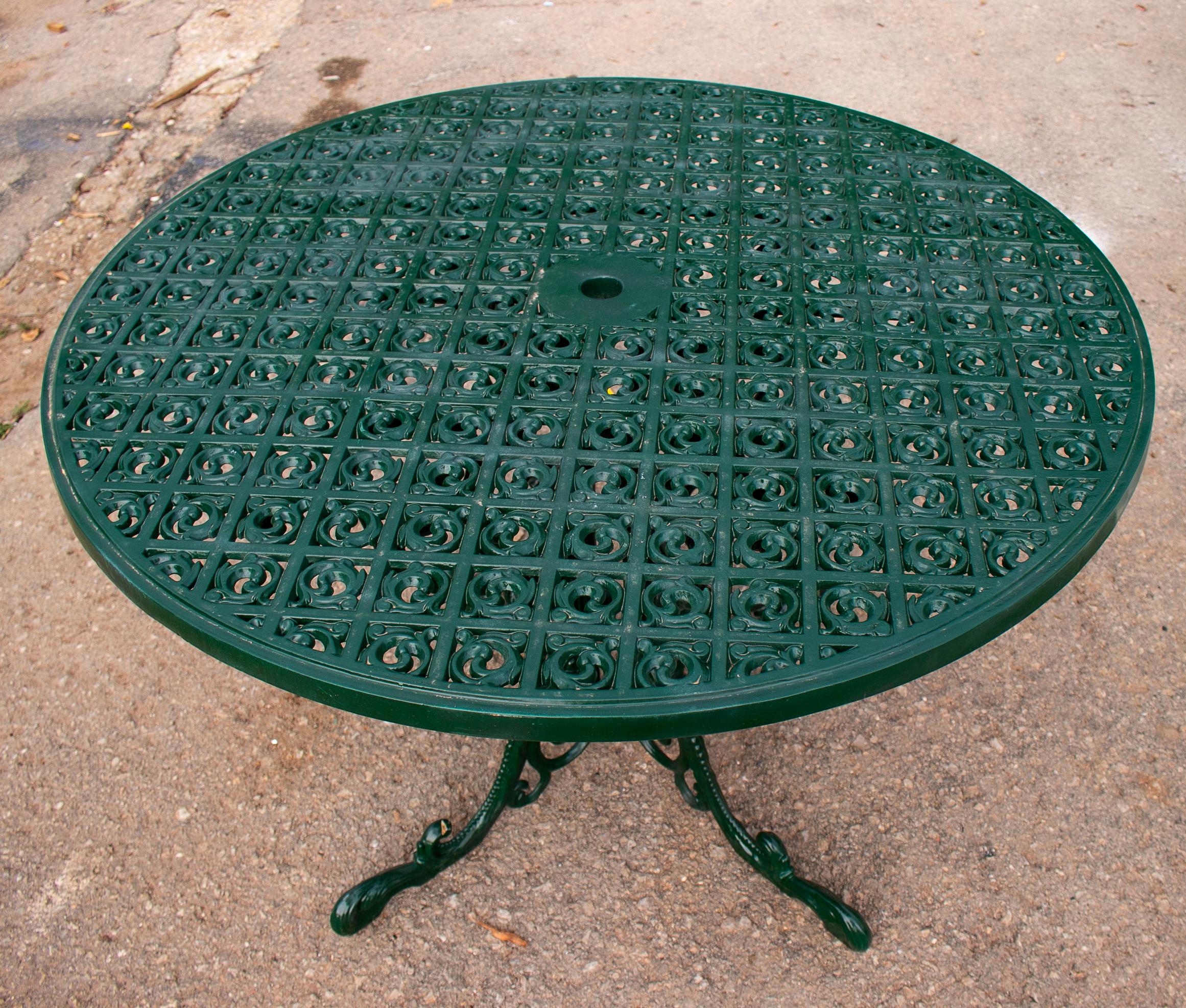 Espagnol Table de jardin ronde en fonte espagnole verte des années 1970