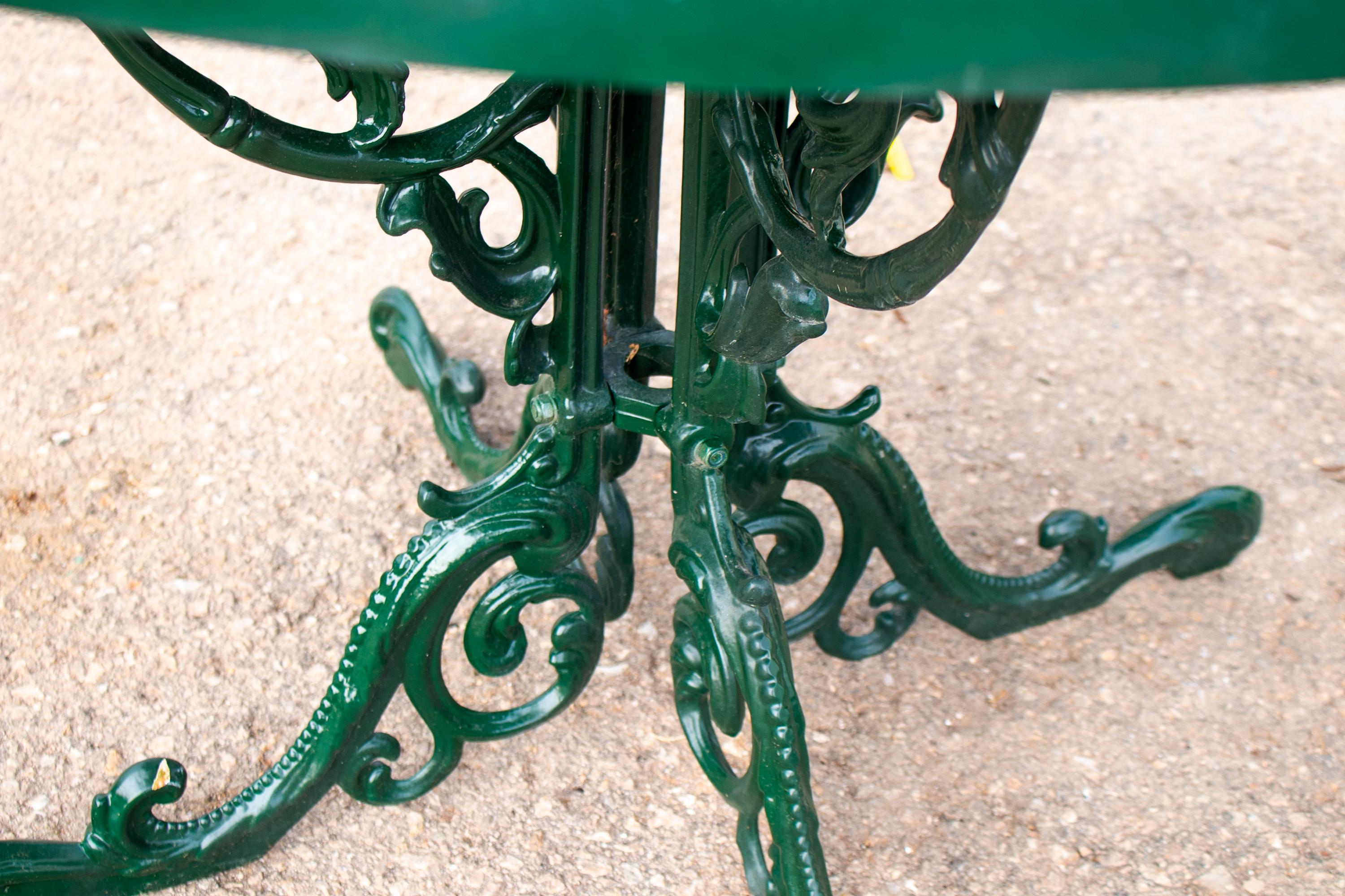 20ième siècle Table de jardin ronde en fonte espagnole verte des années 1970