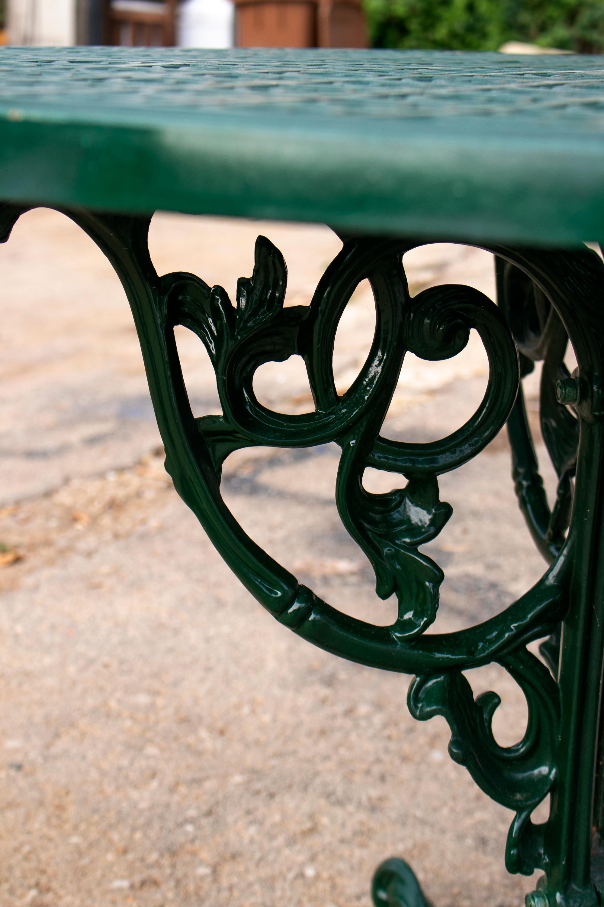 Fer Table de jardin ronde en fonte espagnole verte des années 1970